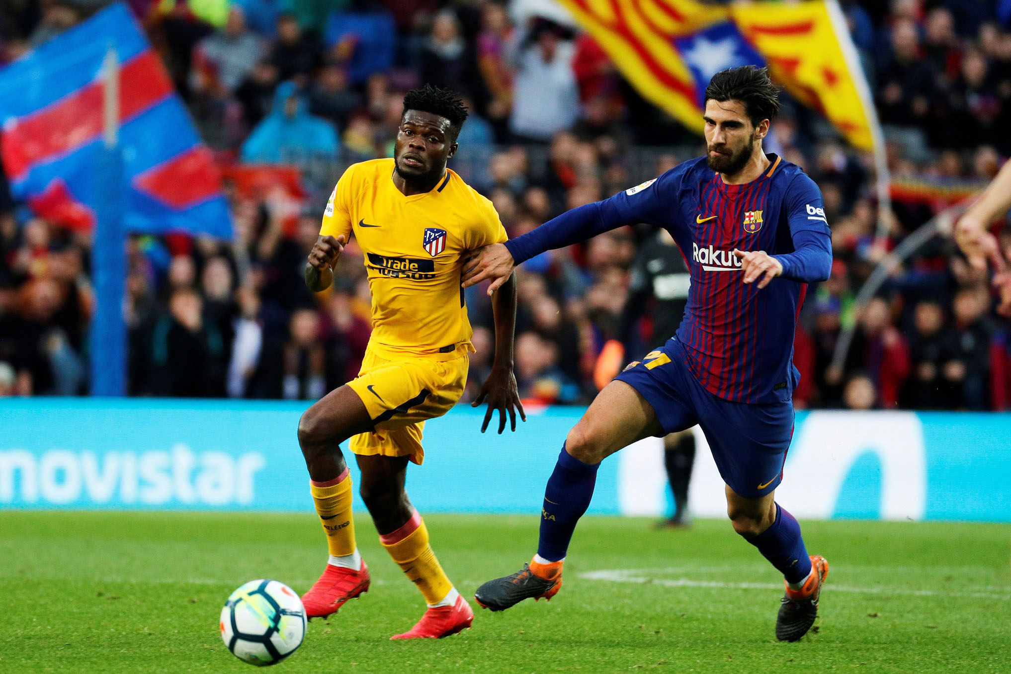 André Gomes trata de detener el avance de Thomas durante el partido entre el Barça y el Atlético de Madrid.