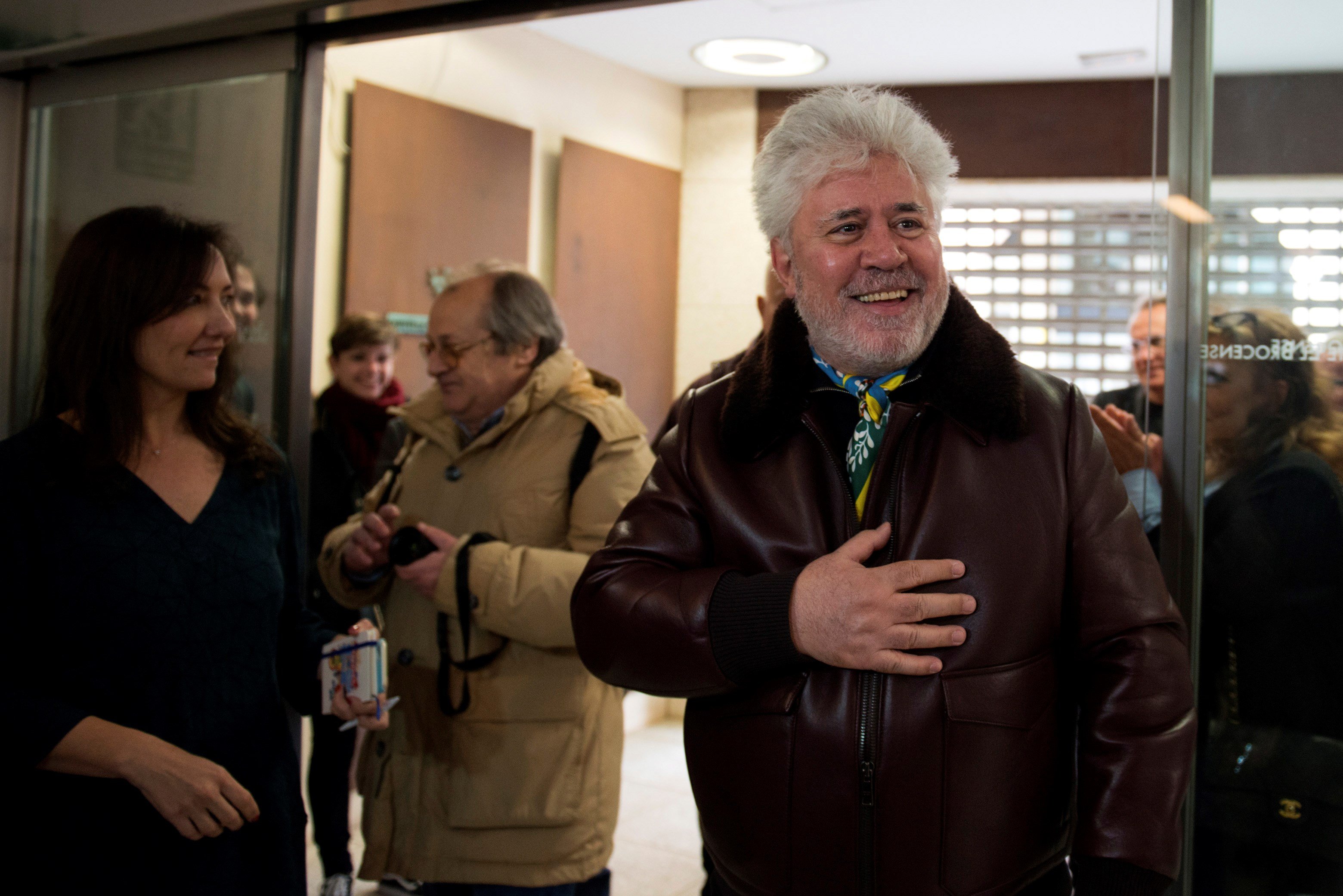 Pedro Almodóvar durante su visita a la exposición en Cáceres.