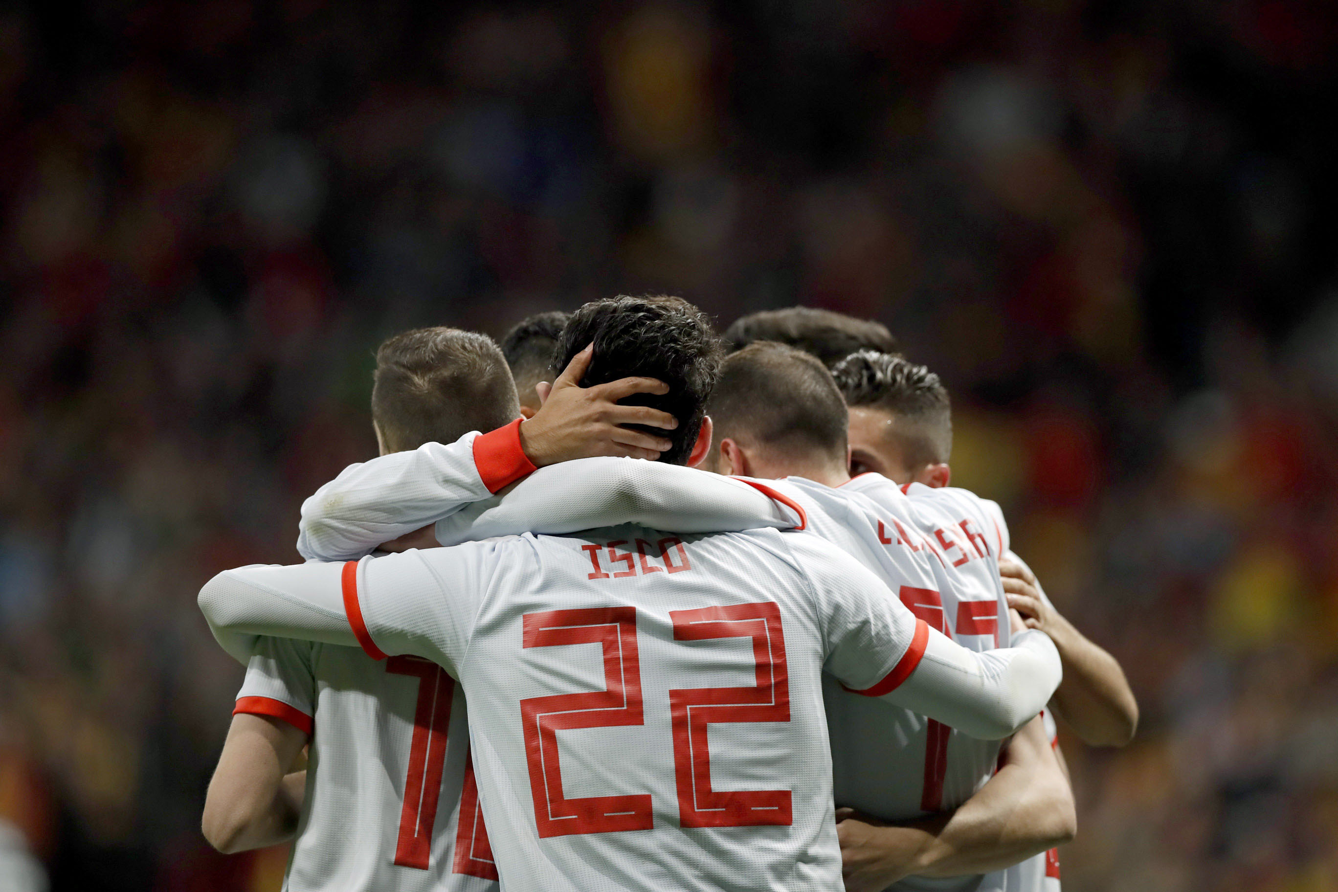 Los jugadores de la Selección Española se abrazan para celebran un tanto en la histórica goleada del martes ante Argentina (6-1) en el Wanda Metropolitano.