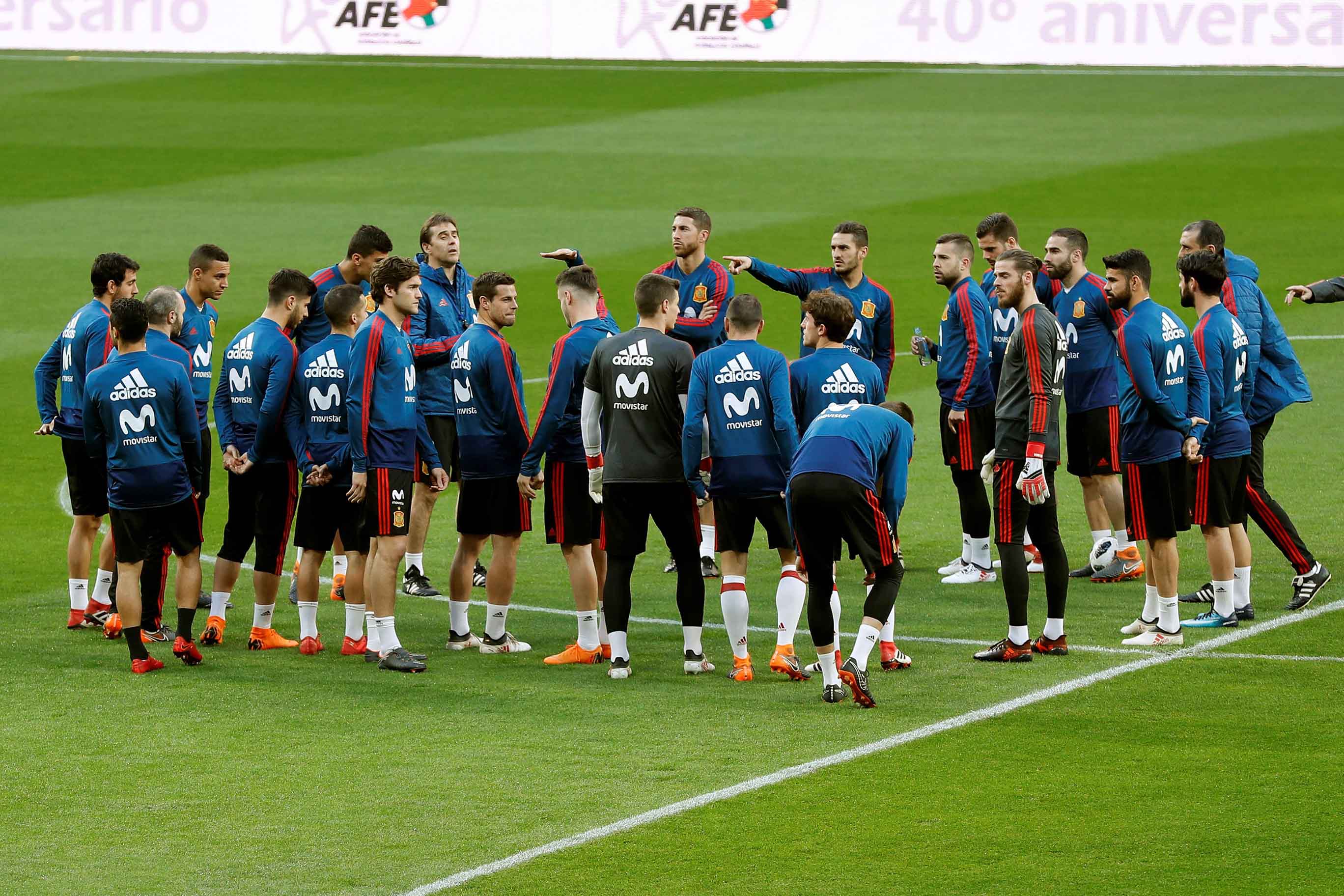 Julen Lopetegui da instrucciones a los jugadores de la Selección Española en el césped del Wanda Metropolitano, estadio que La Roja estrenará tras su inauguración el pasado mes de septiembre.