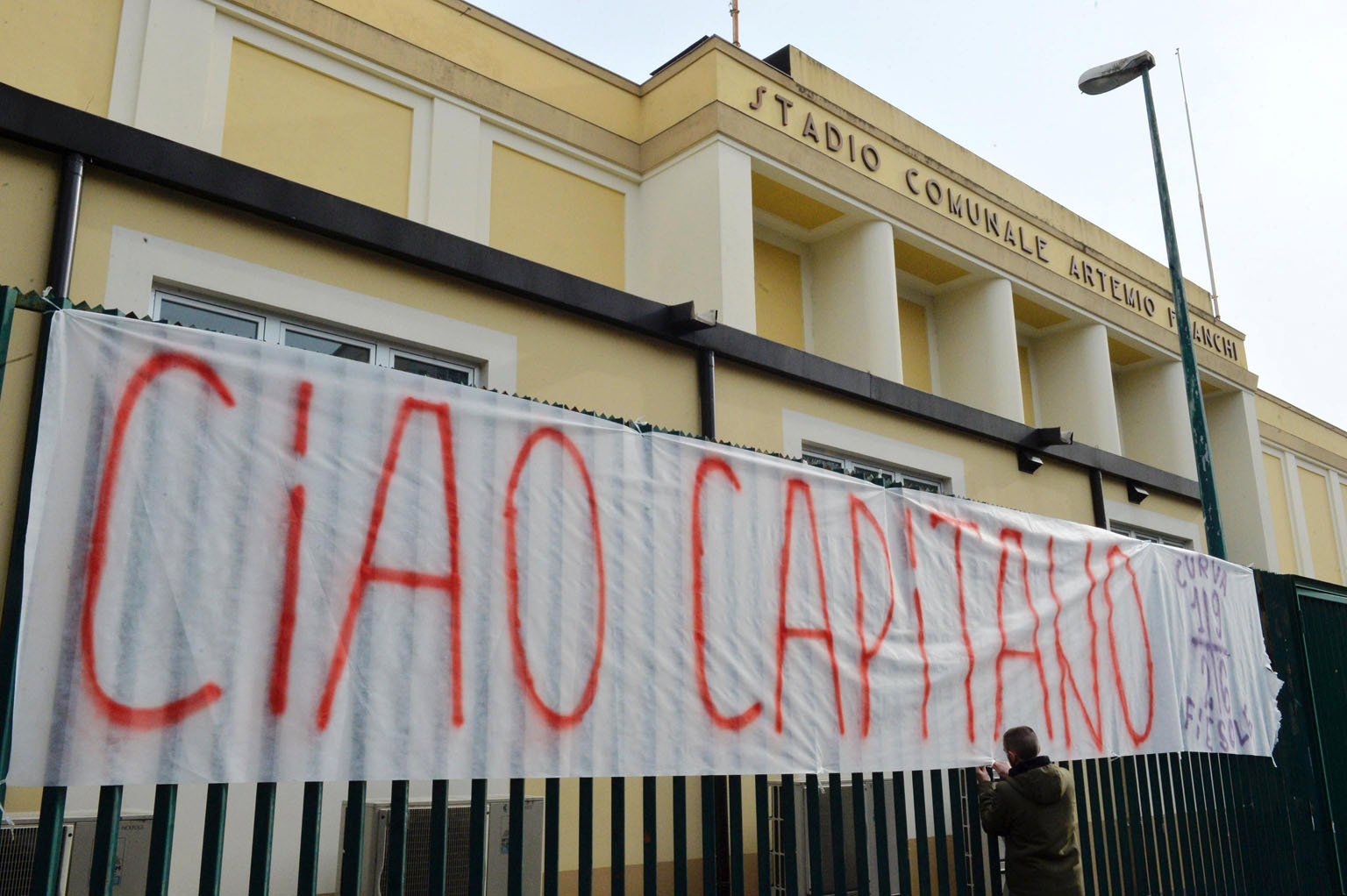 El Estadio Artemio Franchi, donde juega la Fiorentina, se ha convertido en un altar improvisado a Davide Astori.