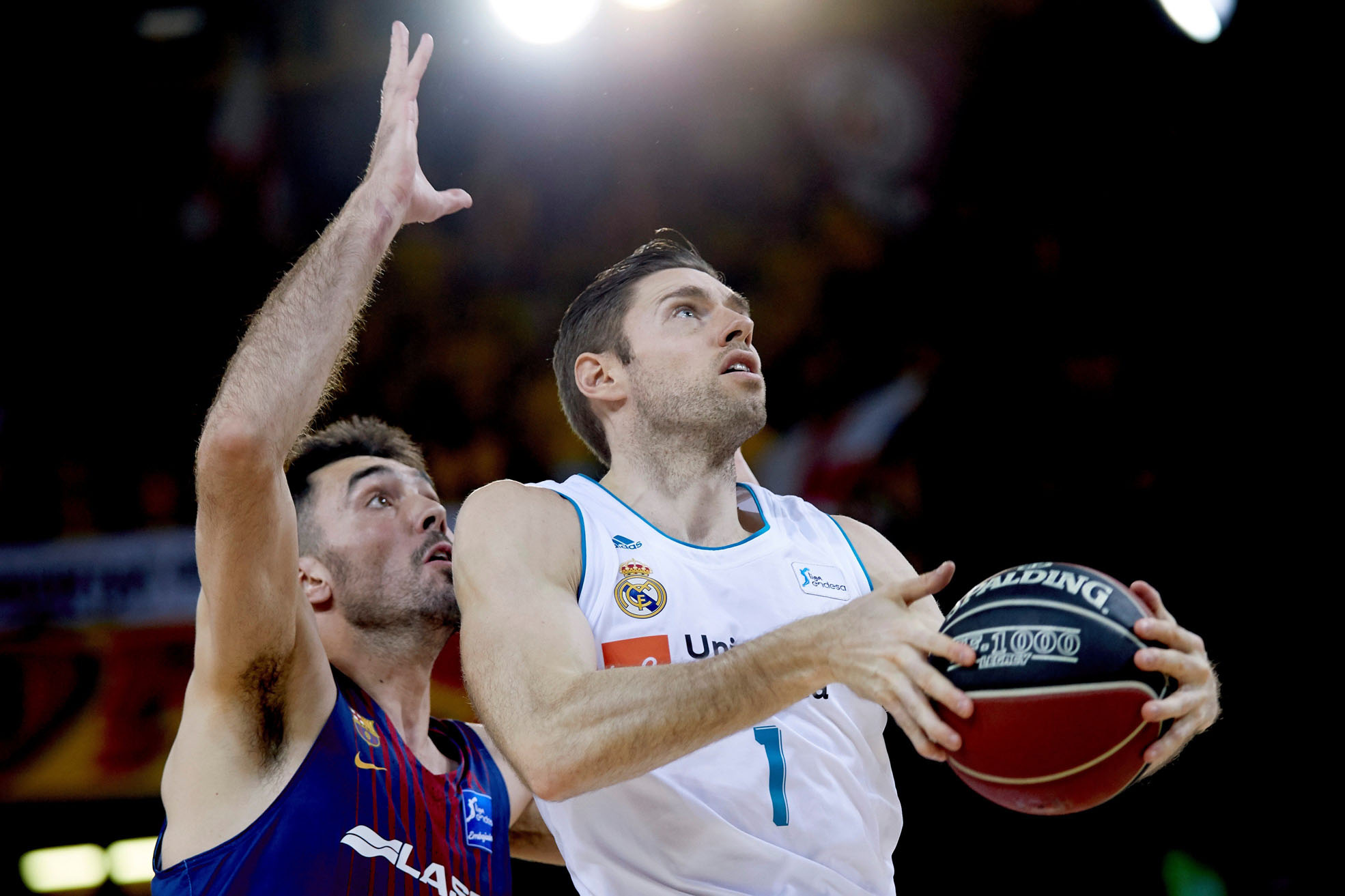 Oriola, uno de los jugadores más destacados del Barça, intenta evitar la canasta de Causeur.