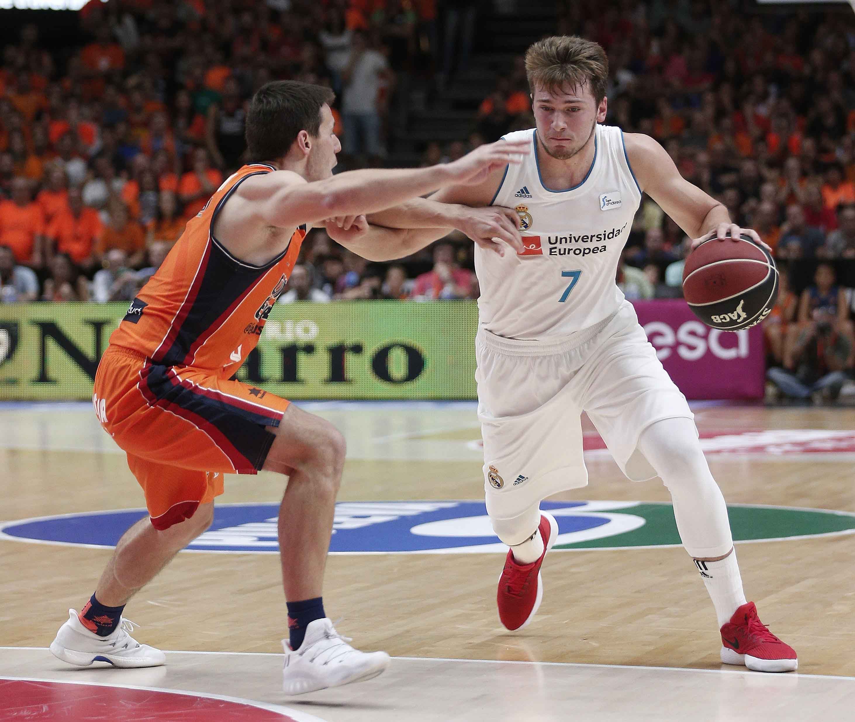 Luka Doncic intenta superar a Sam Van Rossom en el partido de Liga Endesa entre Valencia y Real Madrid.