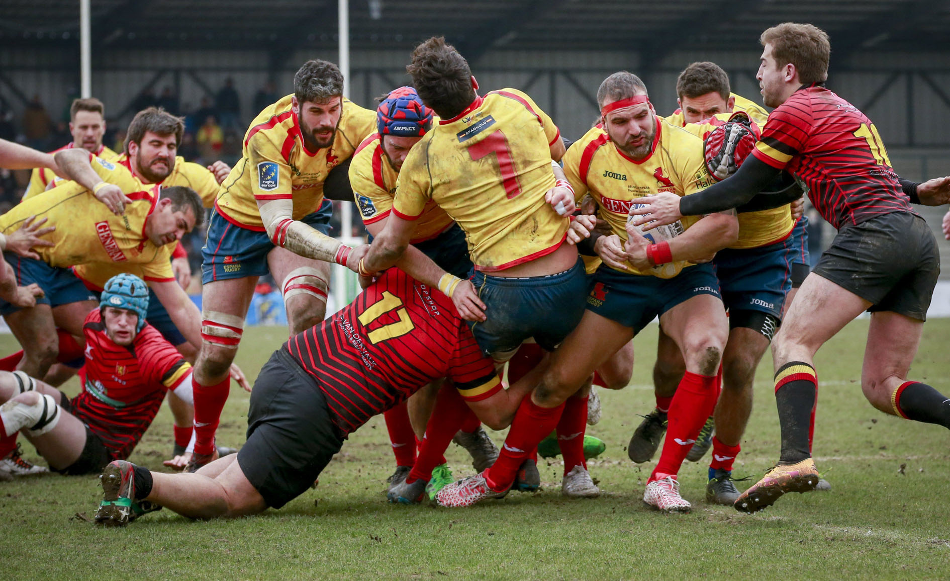Los jugadores de España y Bélgica, durante el partido del domingo que ha suscitado mucha polémica arbitral en el rugby mundial.