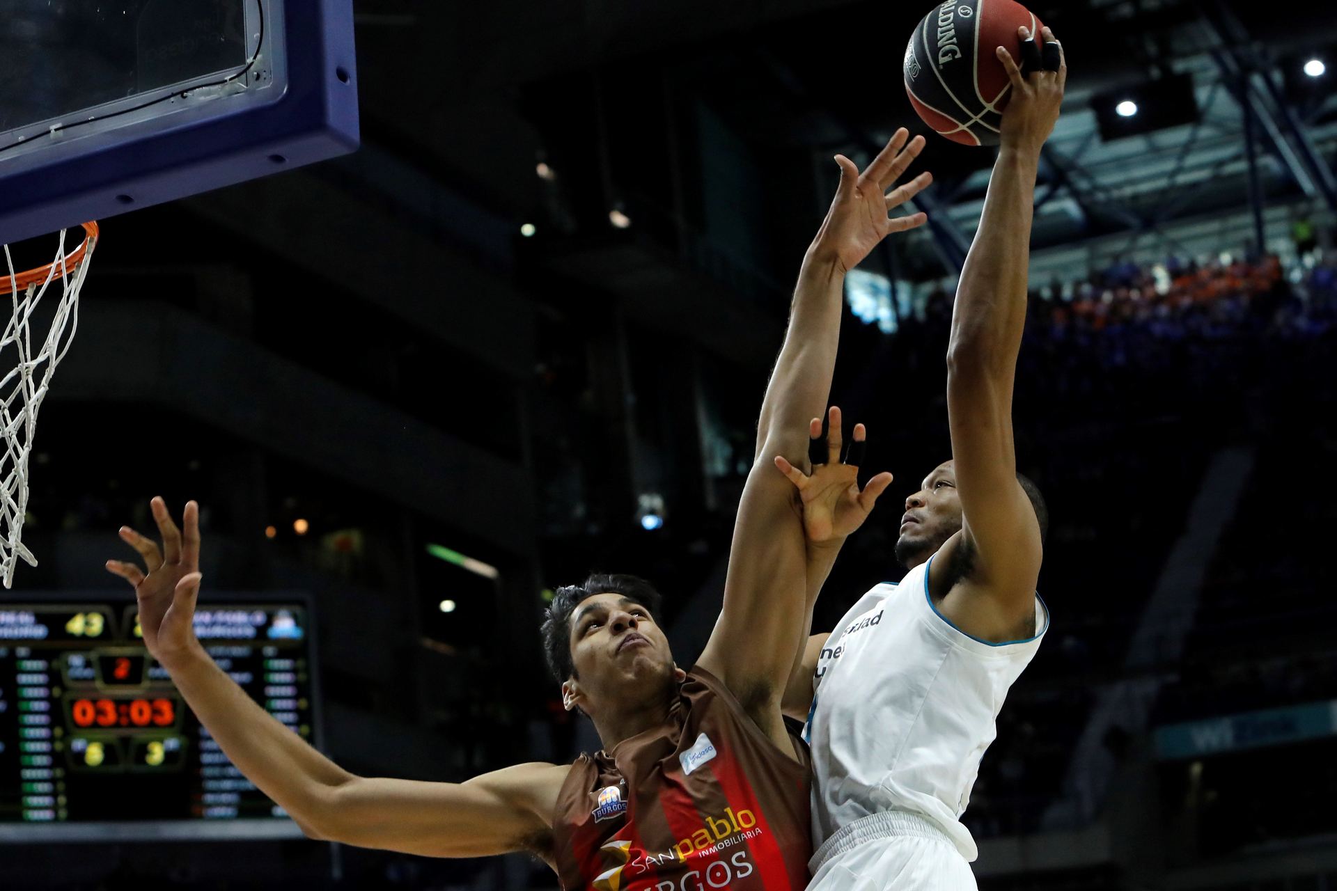 El base del San Pablo Burgos Felipe Dos Angjos,iz., Anthony Randolph (d) del Real Madrid. / EFE