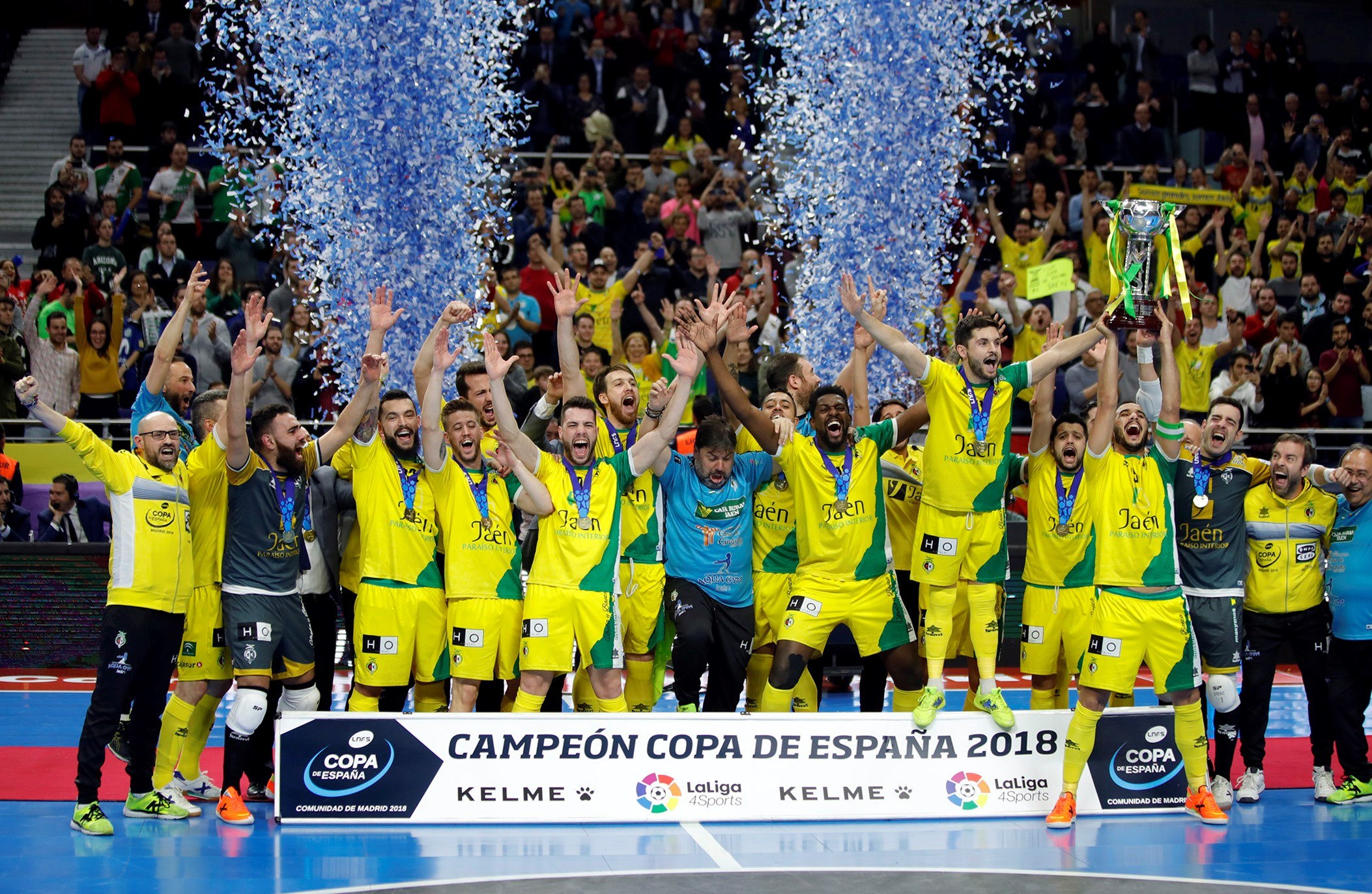 Los componentes del Jaén Paraíso Interior levantan la Copa de España.