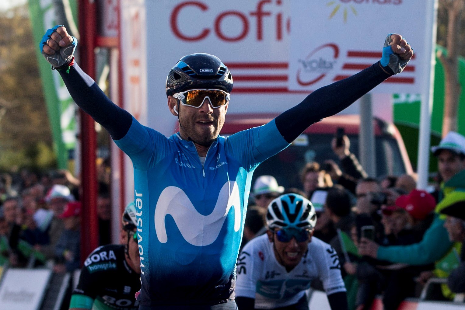 Alejandro Valverde celebra su triunfo en la meta de Valls.