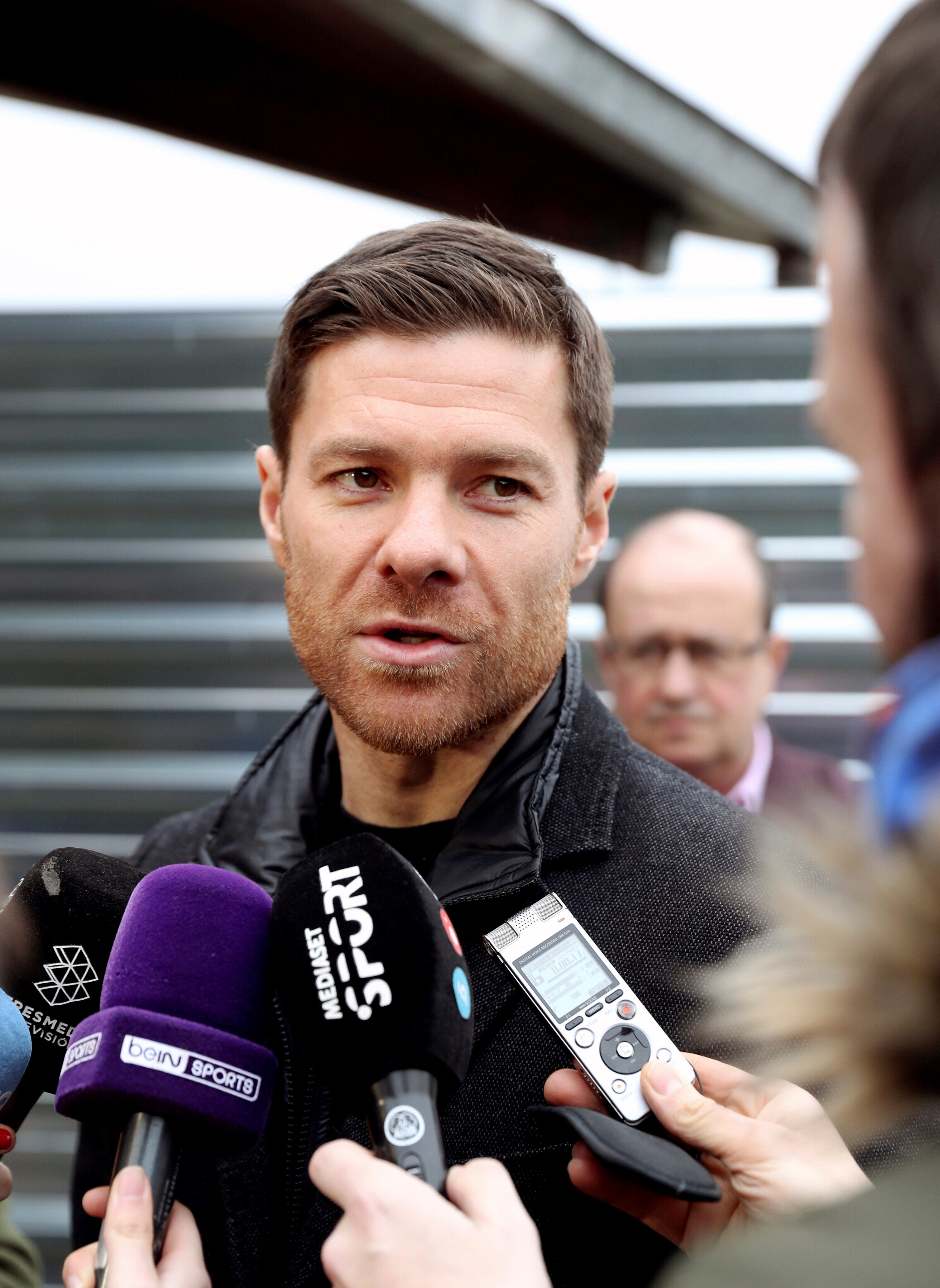 El jugador del Bayern de Múnich Xabi Alonso atiende a los medios de comunicación en una entrevista.