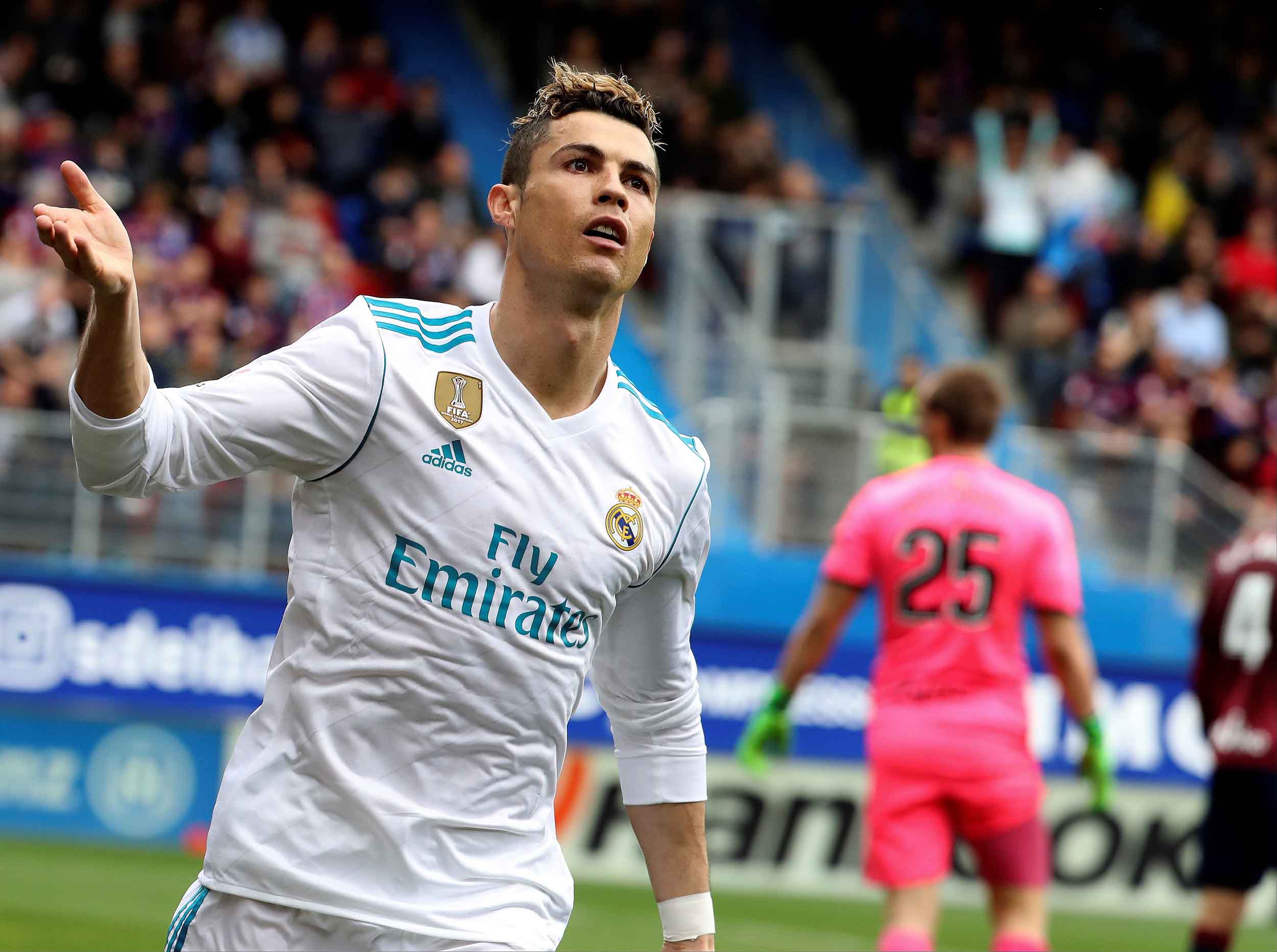Cristiano Ronaldo celebra su primer gol ante el Eibar tras aprovechar un gran pase de Modric para derribar la resistencia de un combativo Eibar.