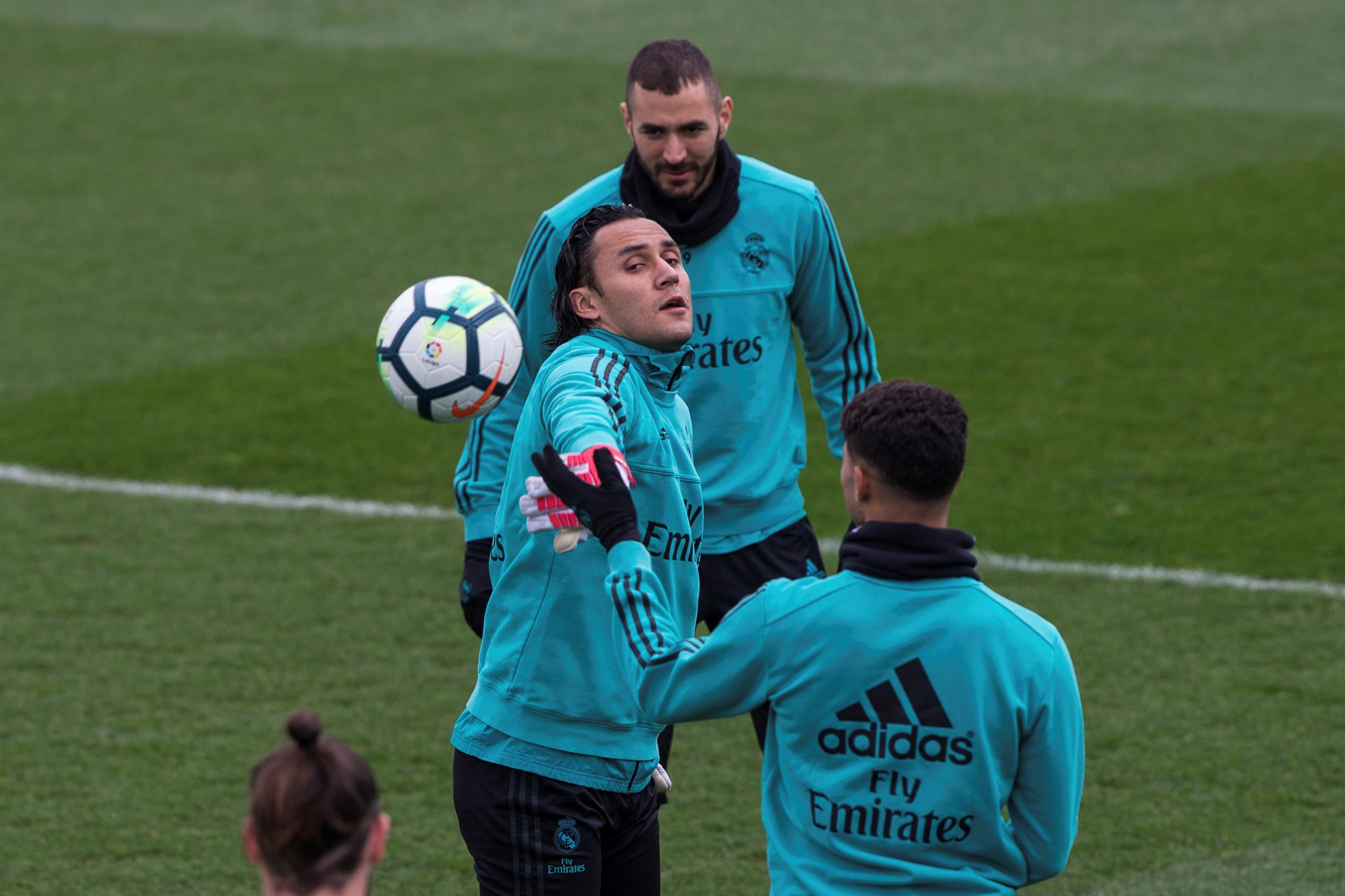 Los jugadores del Real Madrid realizan varios ejercicios durante el entrenamiento previo al partido.