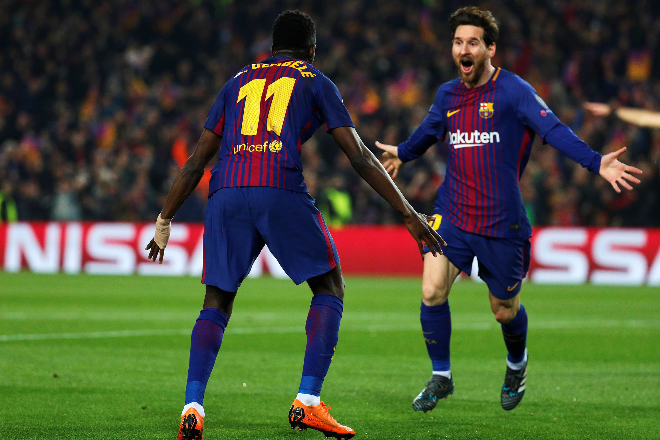 Dembélé y Messi se abrazan tras el gol del francés ante el Chelsea.