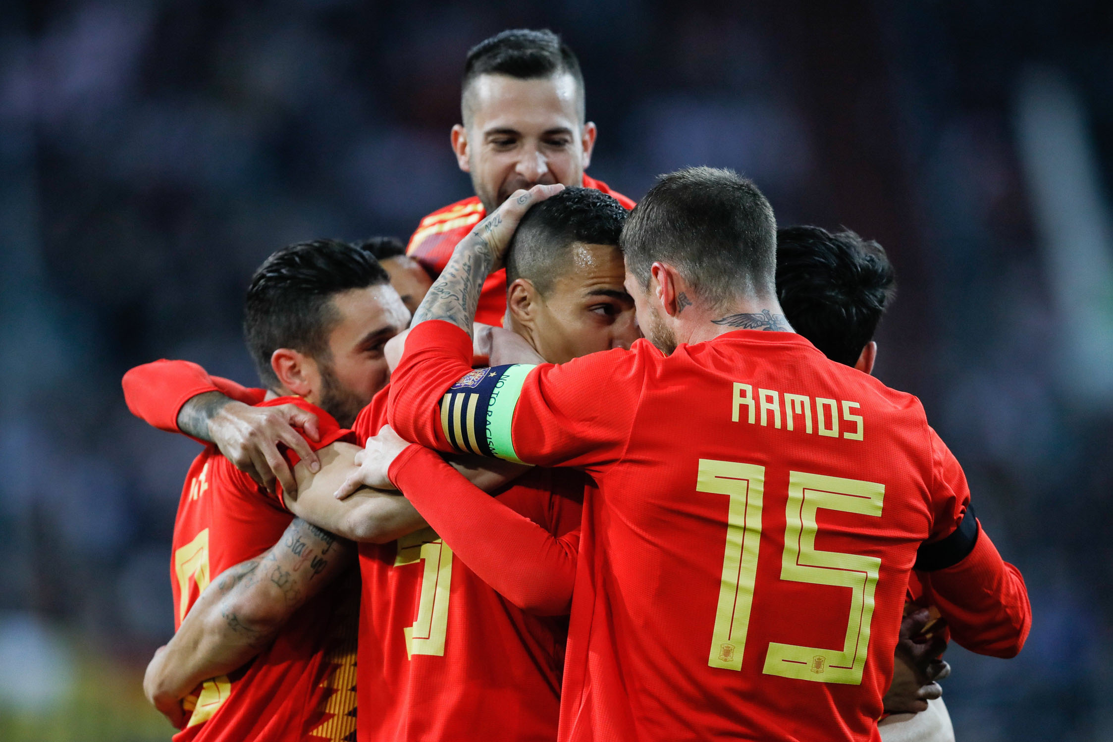 Los jugadores españoles felicitan a Rodrigo, que ante la ausencia de Morata salió en el once titular —con Diego Costa suplente— tras marcar el primer gol.