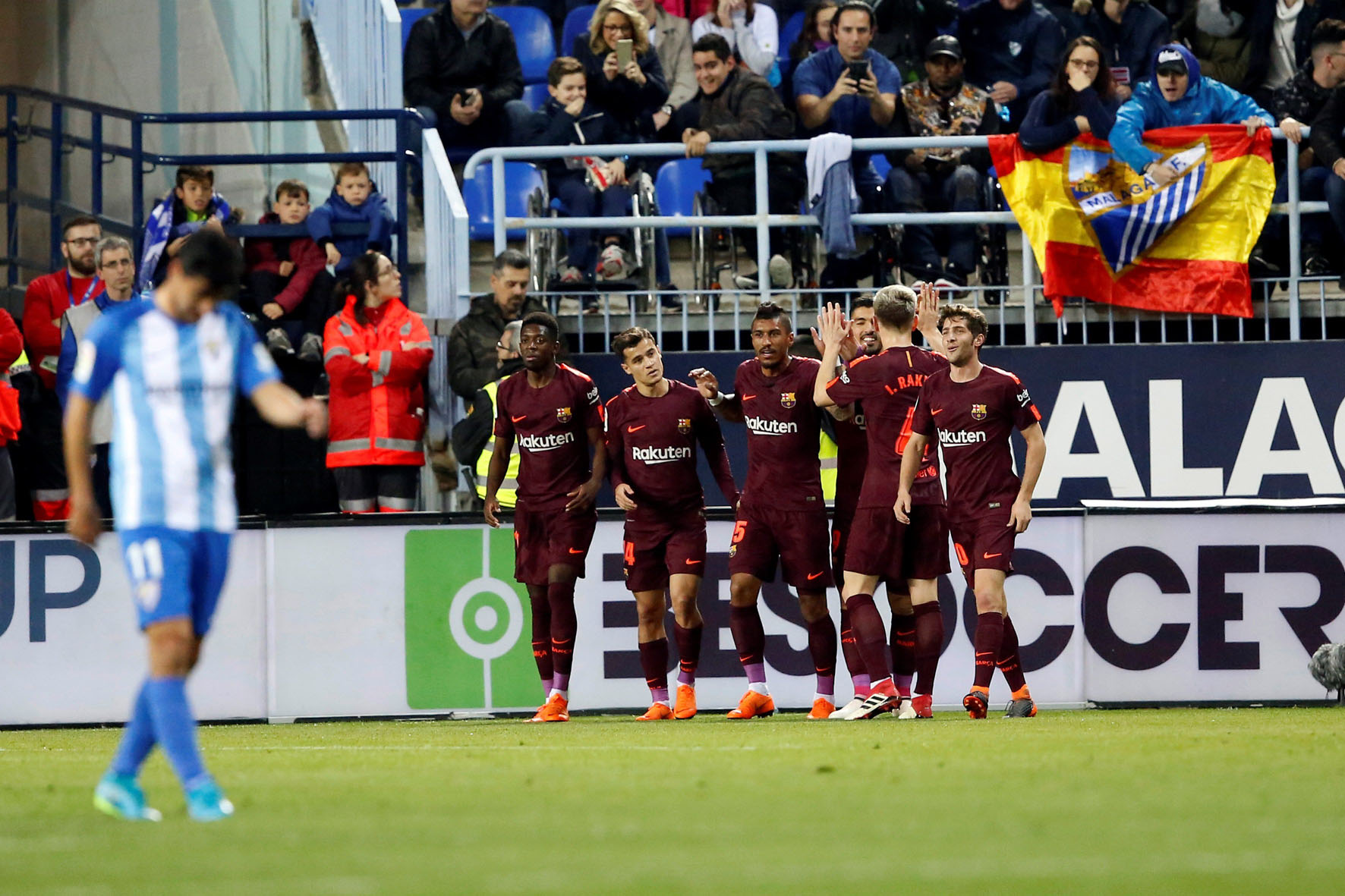 Luis Suárez celebra con sus compañeros el primer gol del Barça en La Rosaleda ante el Málaga.