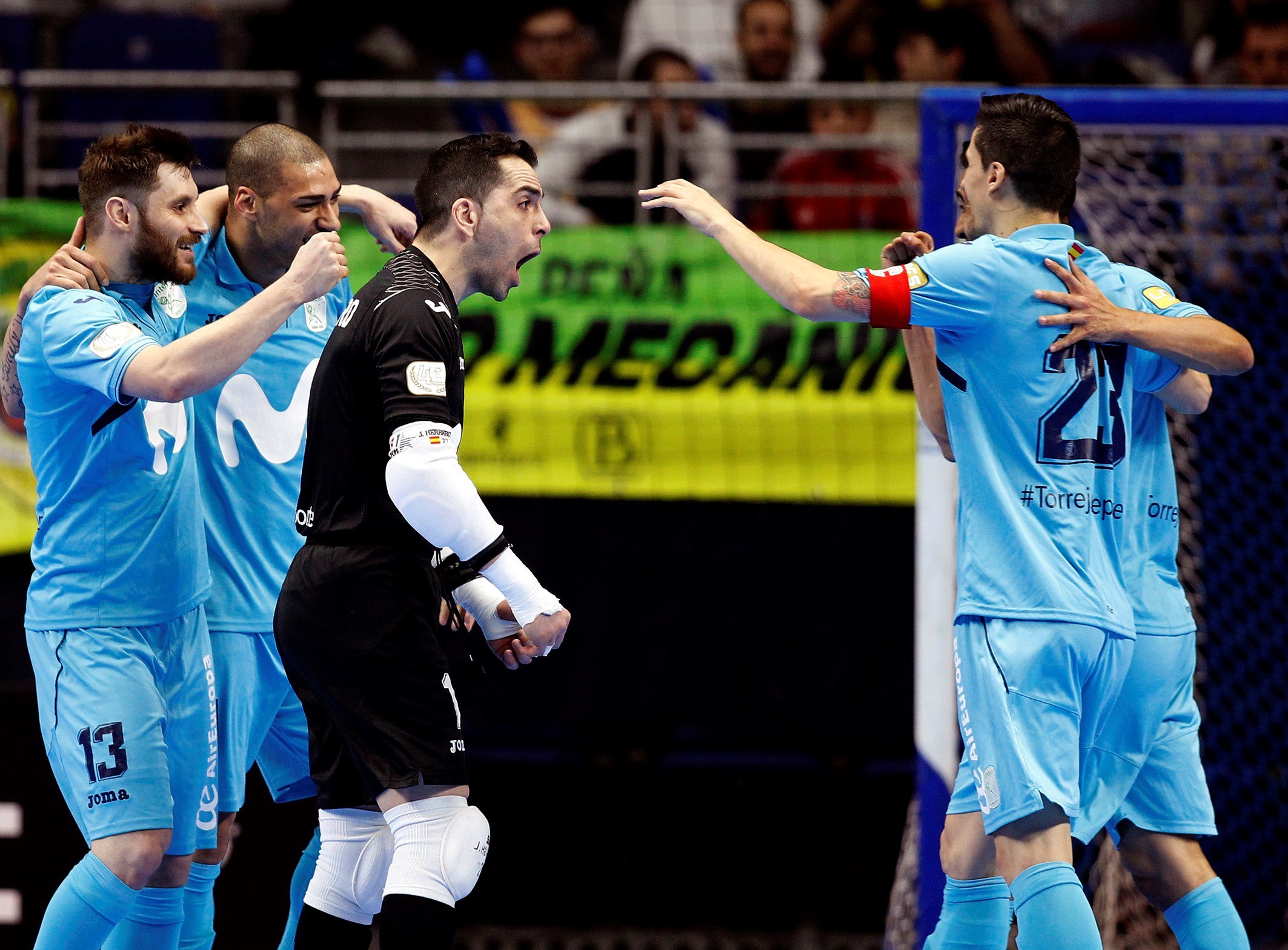 Los jugadores del Movistar Inter celebran un gol durante la semifinal de la Copa de España ante el Palma Futsal. / EFE