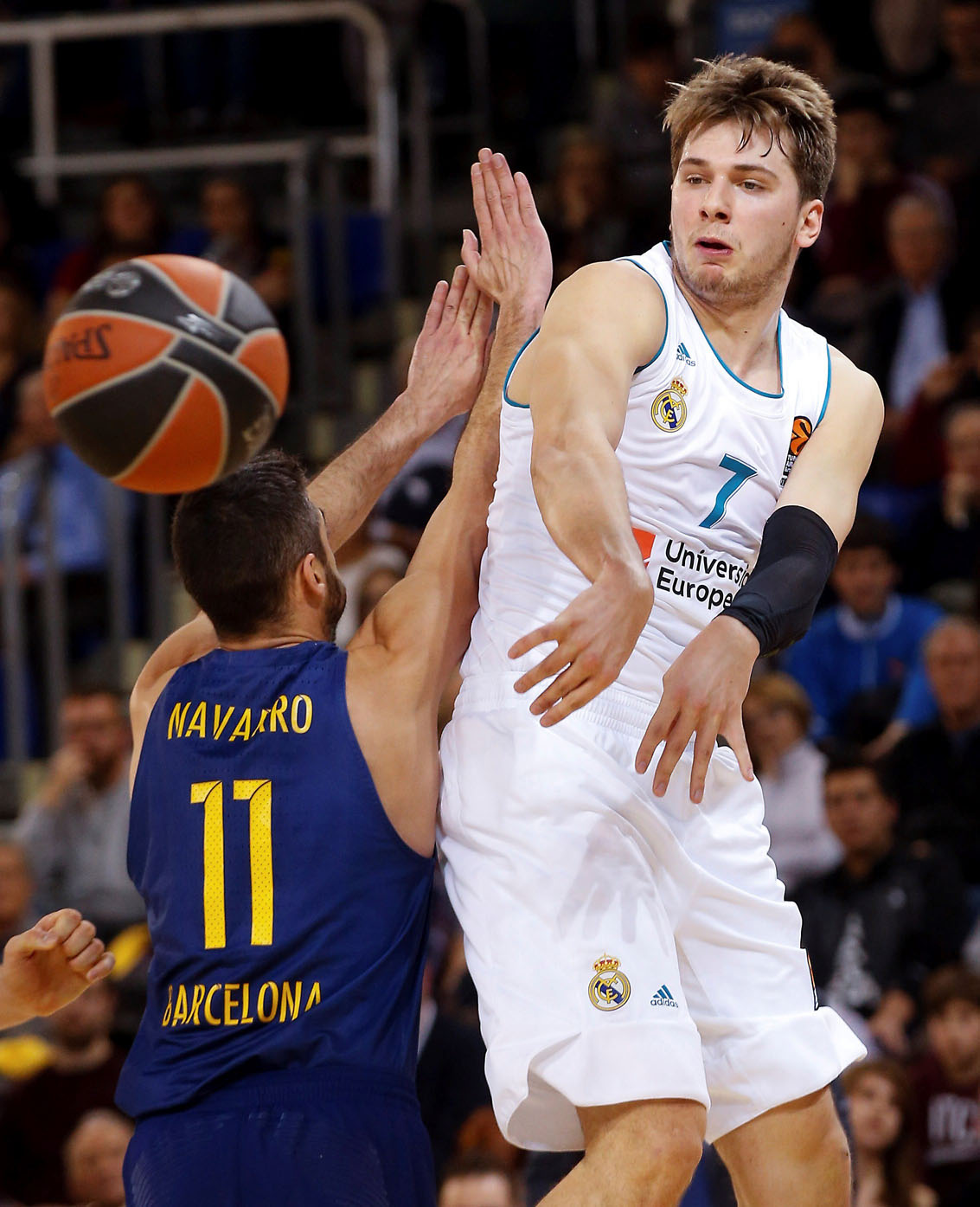 Luka Doncic pasa el balón ante Juan Carlos Navarro en el último Clásico.