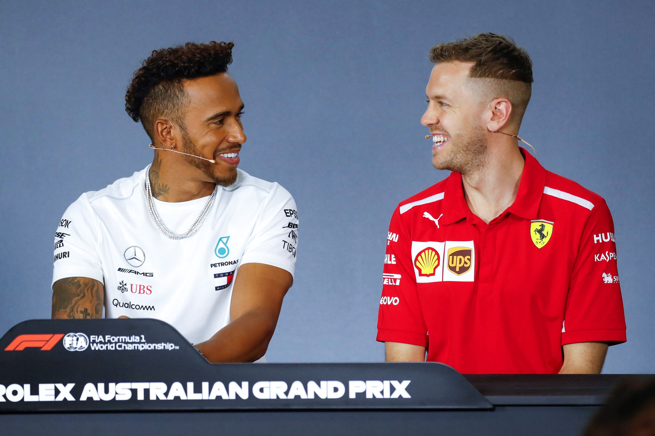 Lewis Hamilton y Sebastian Vettel, a priori los dos grandes aspirantes a ganar el Mundial, frente a frente en la rueda de prensa previa al inicio de la temporada.
