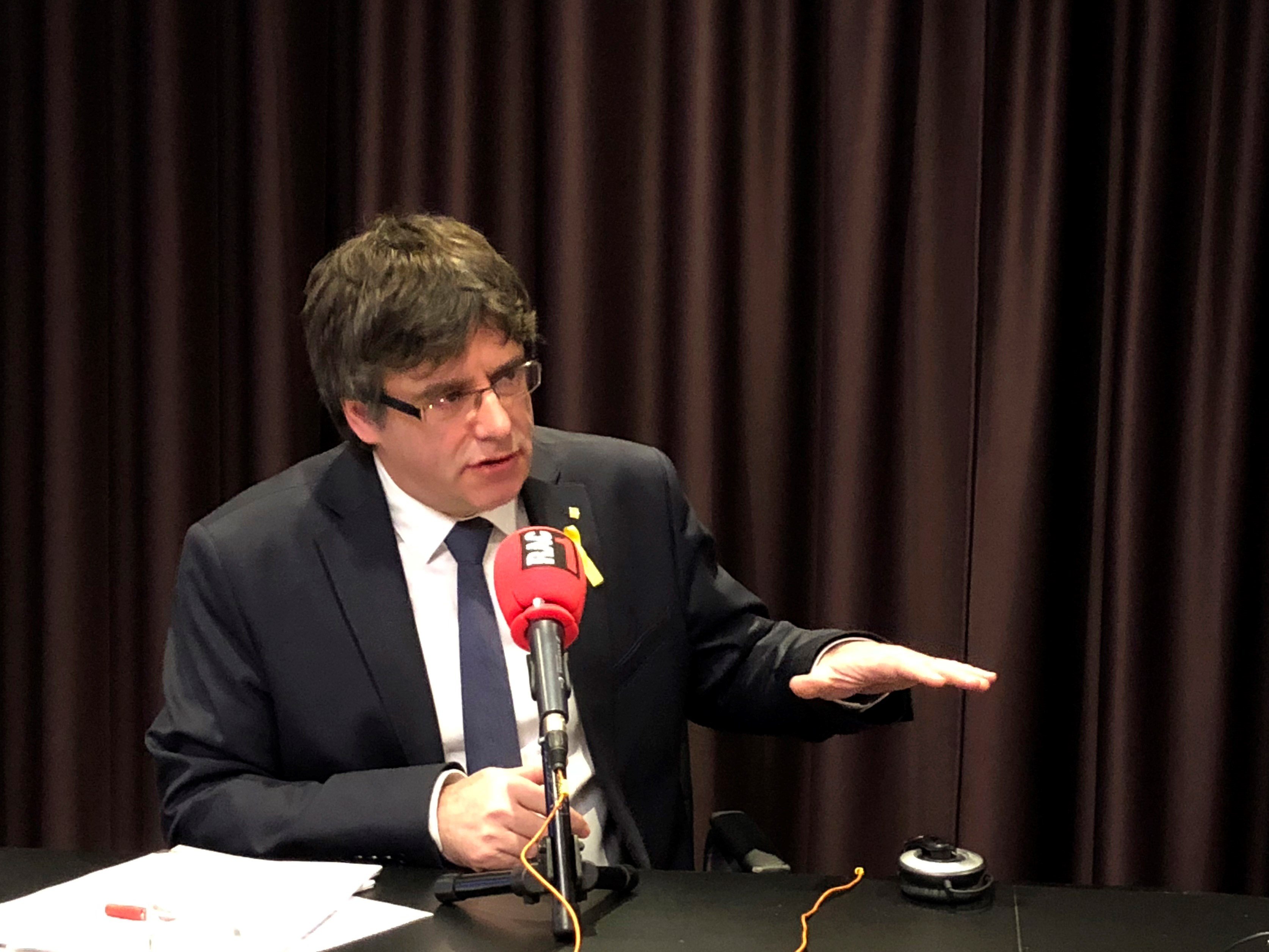 El expresidente de la Generalitat de Cataluña, Carles Puigdemont, durante una entrevista ante los medios.