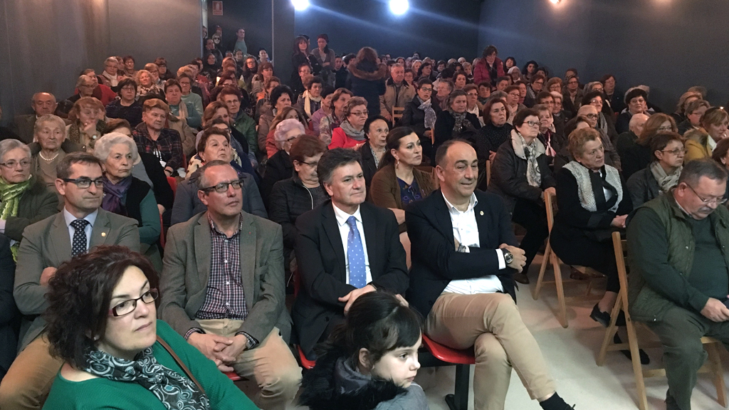 Las mujeres de la provincia alzan la voz para reivindicar la igualdad 1 El presidente de la Diputación, acompañado de varios diputados, asistió al acto celebrado en Navas de Oro. / el adelantado