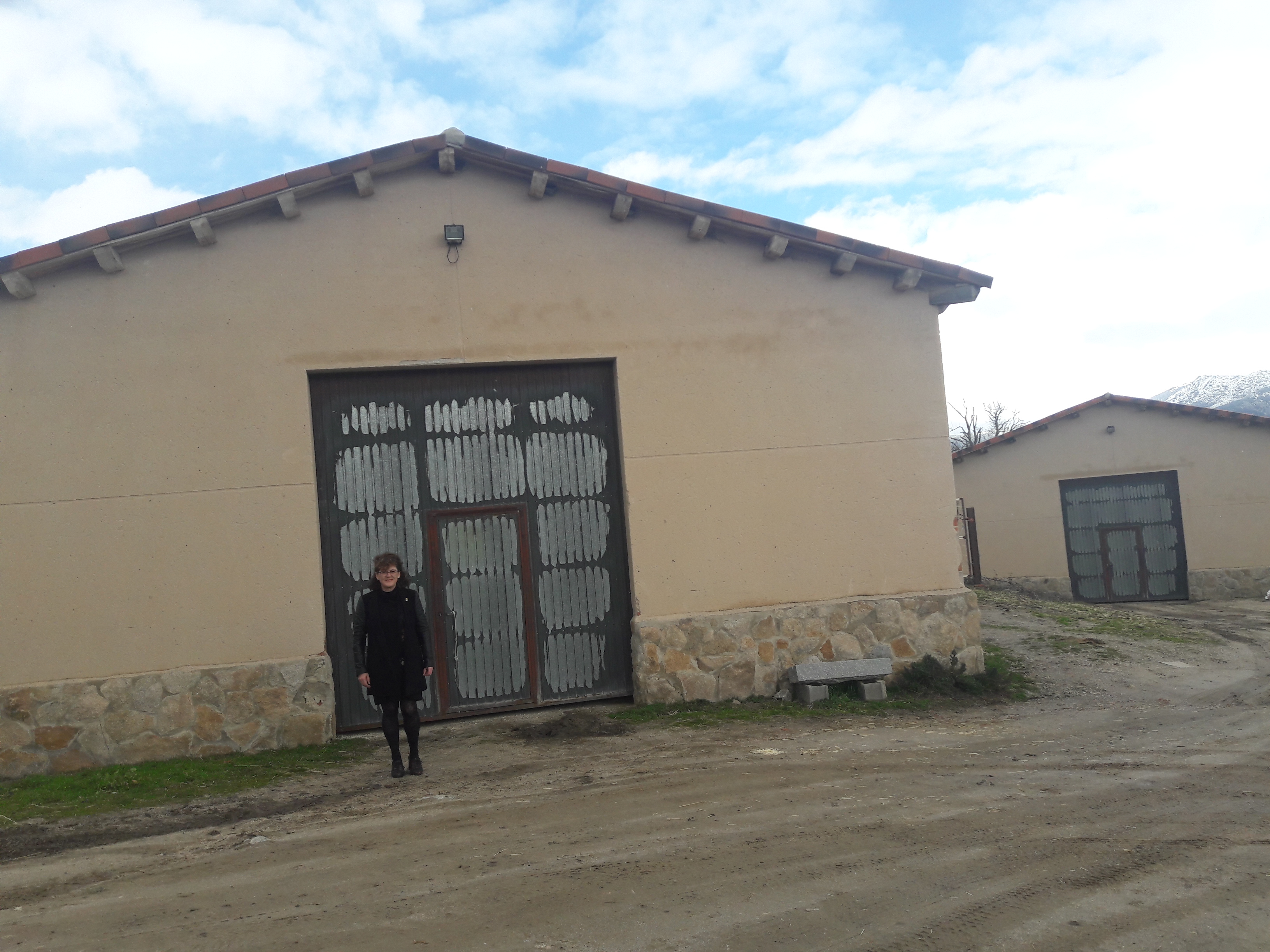 María Jesús Fernández frente a la nave donde se colocará la antena.