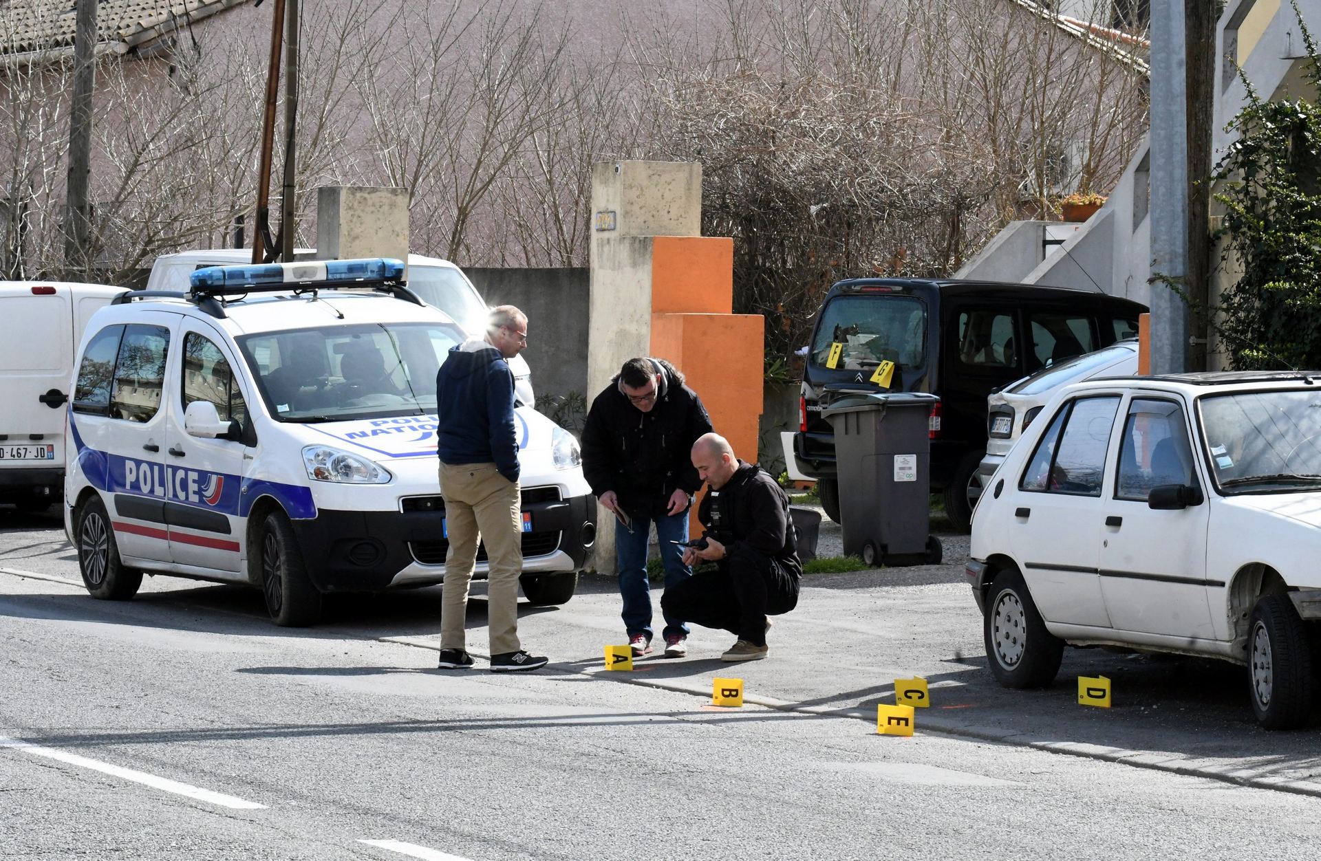 Agentes de la Policía recogieron pruebas durante una operación junto a un supermercado donde tomaron rehénes.