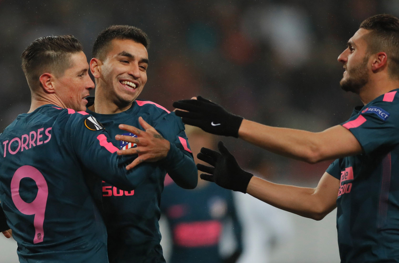Correa, Koke y Torres celebran un gol en Moscú.
