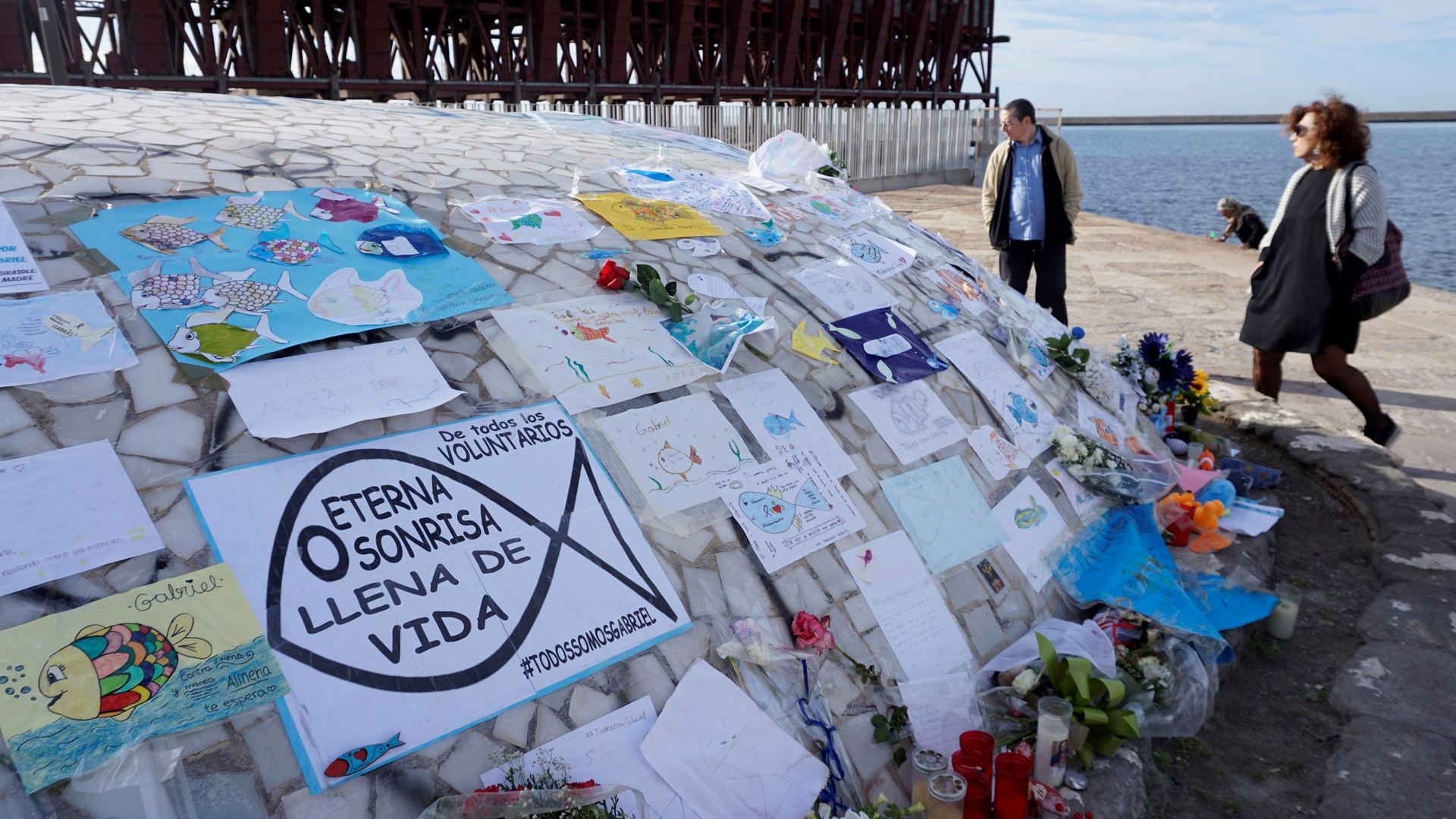 Una ballena varada situada en Almería se ha convertido en un inesperado altar de homenaje para el pequeño Gabriel.