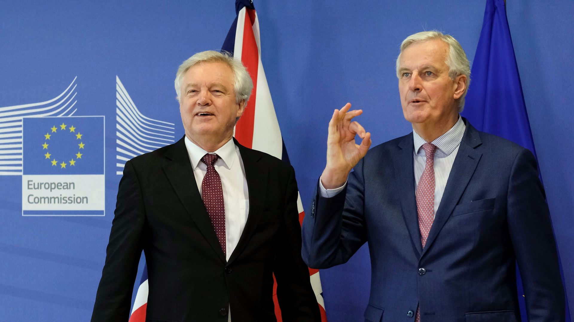 El jefe negociador de la UE para el brexit, Michel Barnier (d), recibió al ministro para la salida del Reino Unido de la UE.