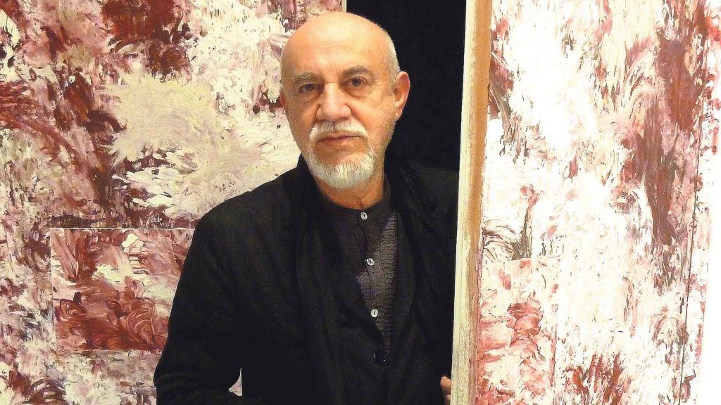 Carlos León entrando en una estancia de su estudio.