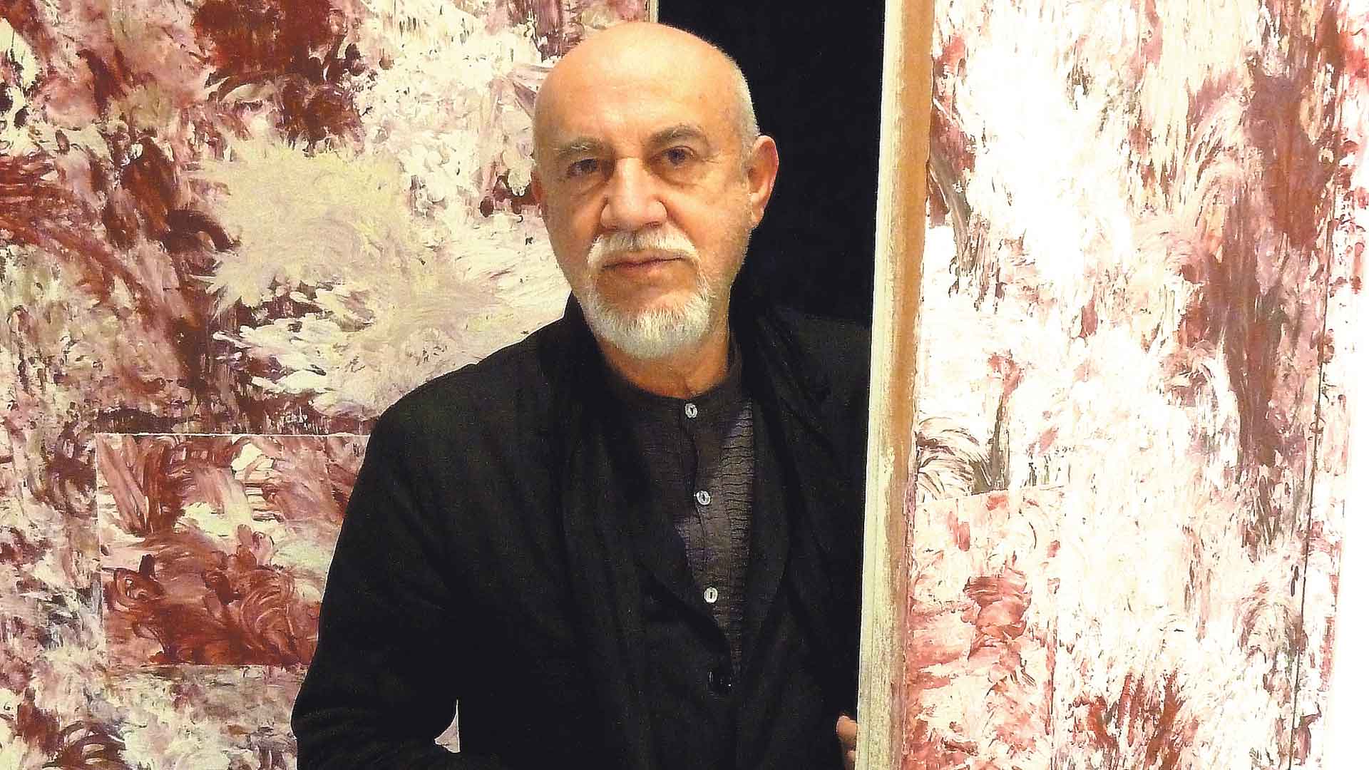 Carlos León entrando en una estancia de su estudio.