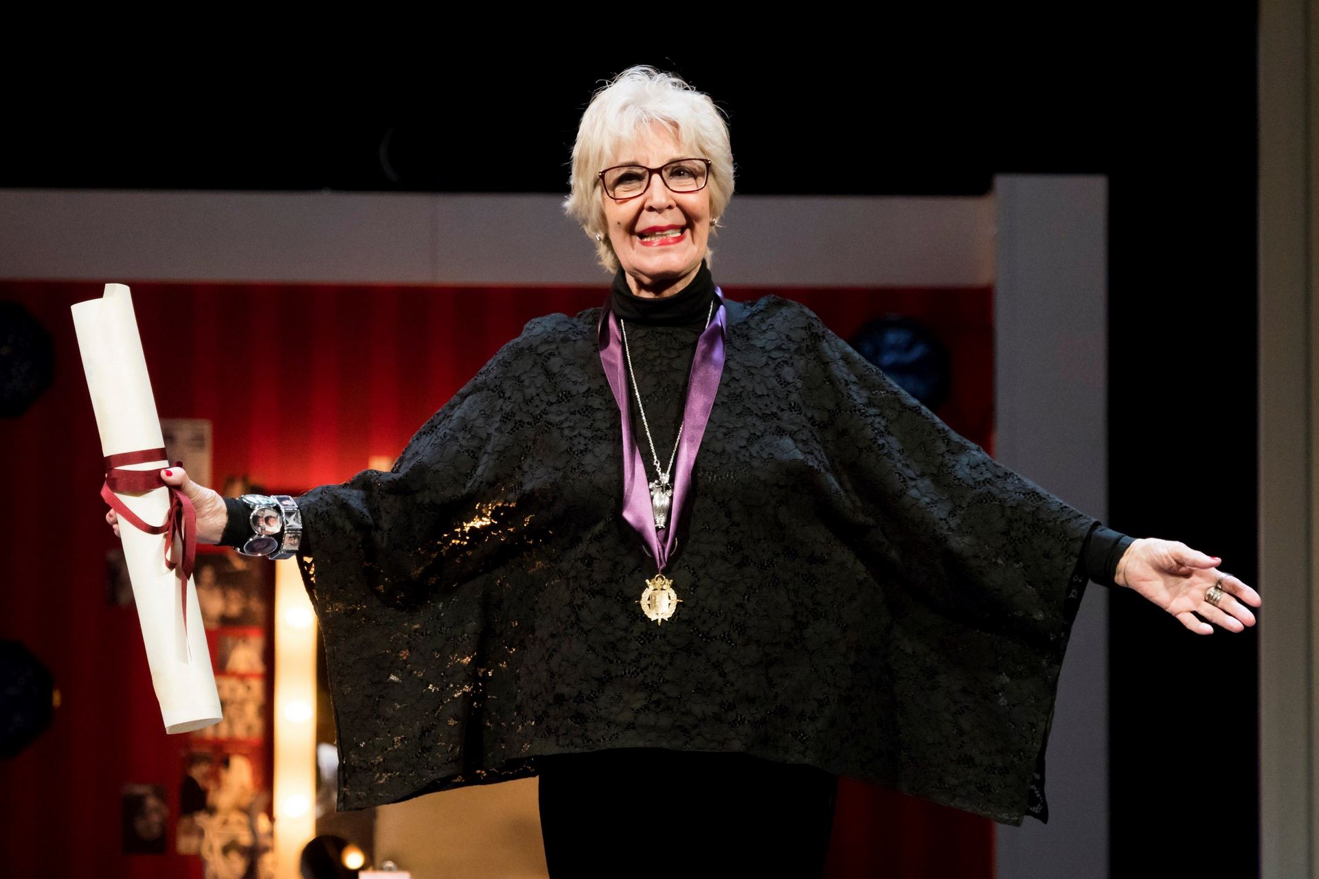 Concha Velasco tras recibir la Medalla de Oro de la Ciudad de Valladolid como reconocimiento a su trayectoria.