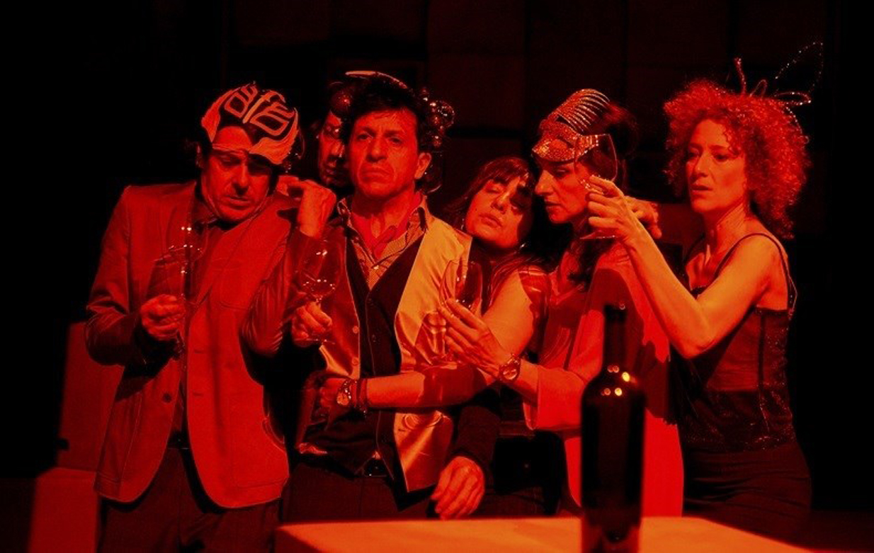 La obra está protagonizada por dos parejas que ven alterada su vida por el juicio de una violación.