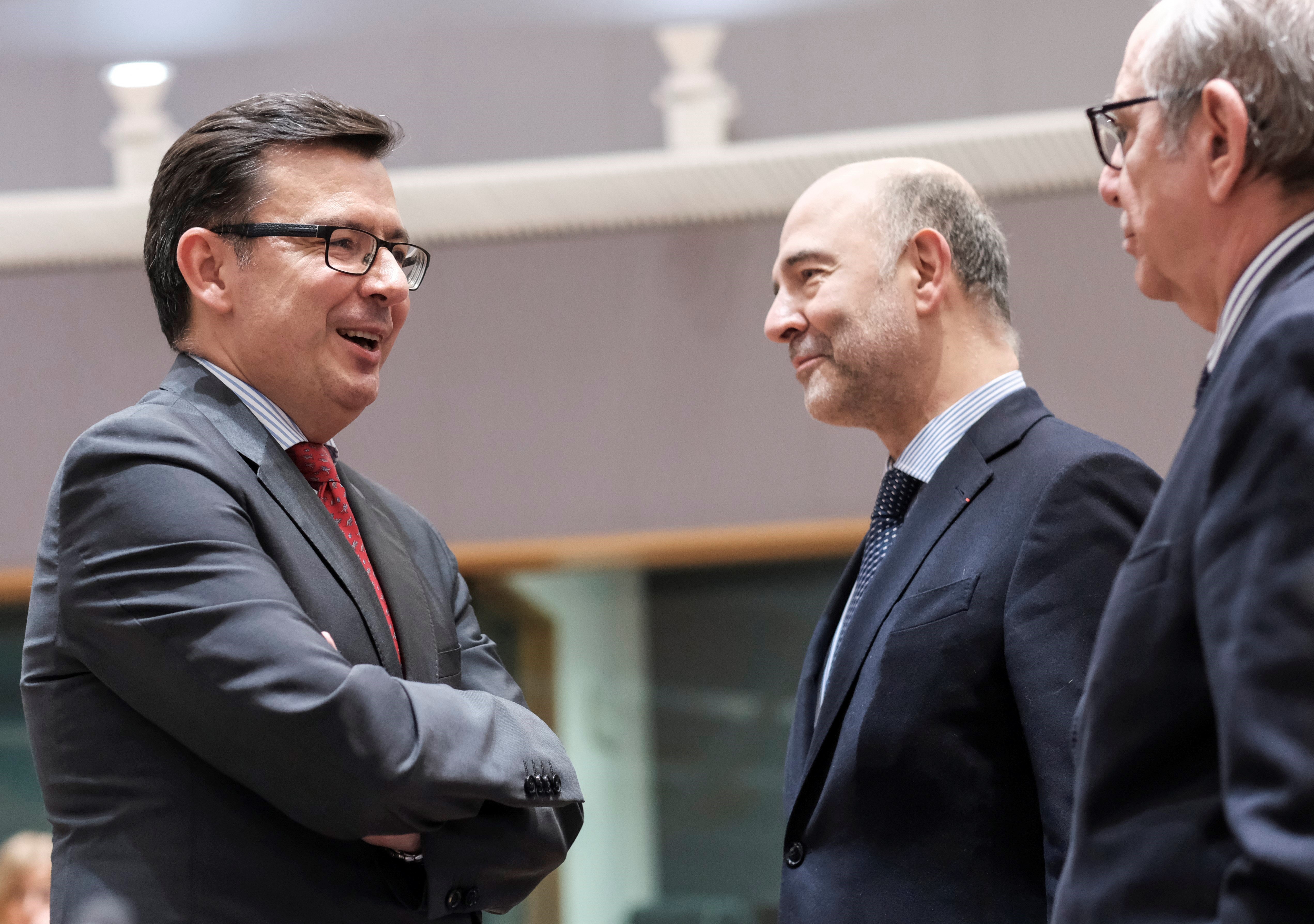 El ministro de Economía, Román Escolano, conversa con Pierre Moscovici.
