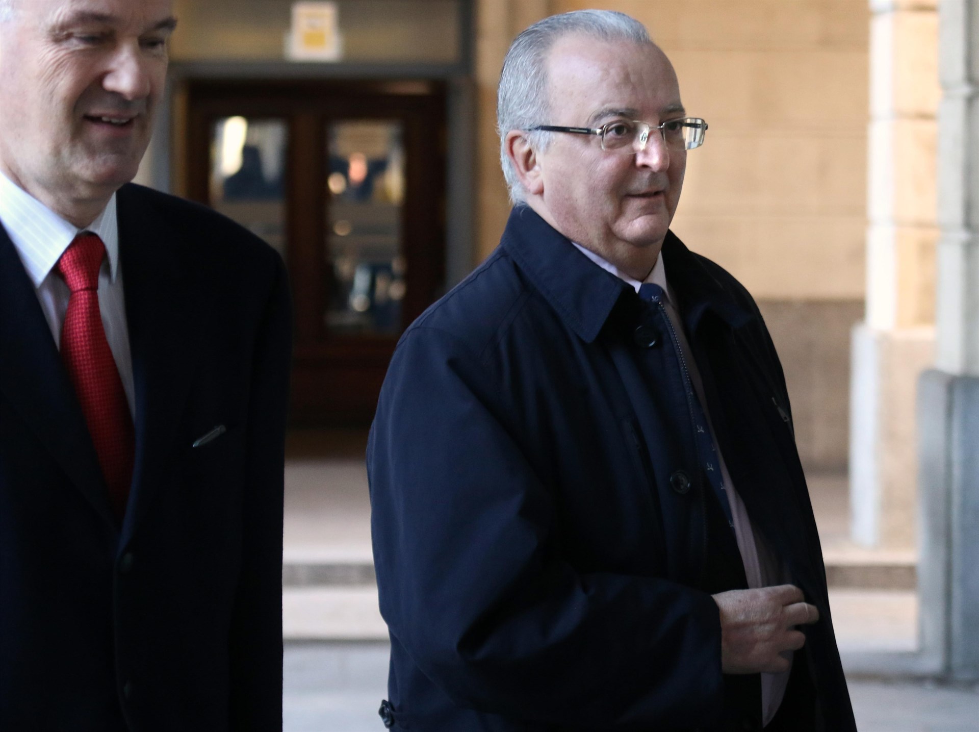 El exconsejero de Empleo y viceconsejero del ramo (anteriormente), Antonio Fernández, junto a su abogado.