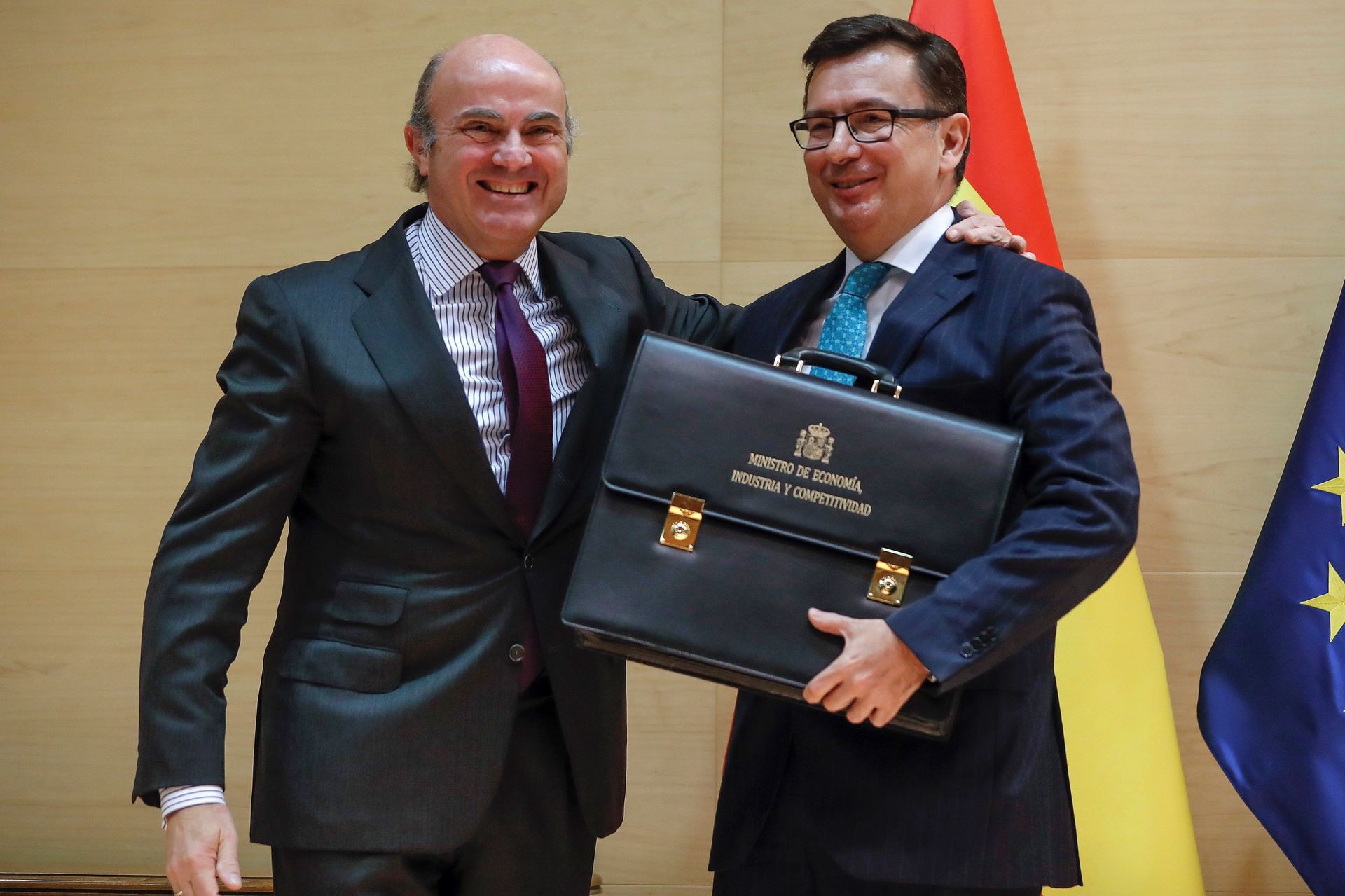 El ya exministro de Economía, Luis de Guindos (i), entrega la cartera a su sucesor, Román Escolano.
