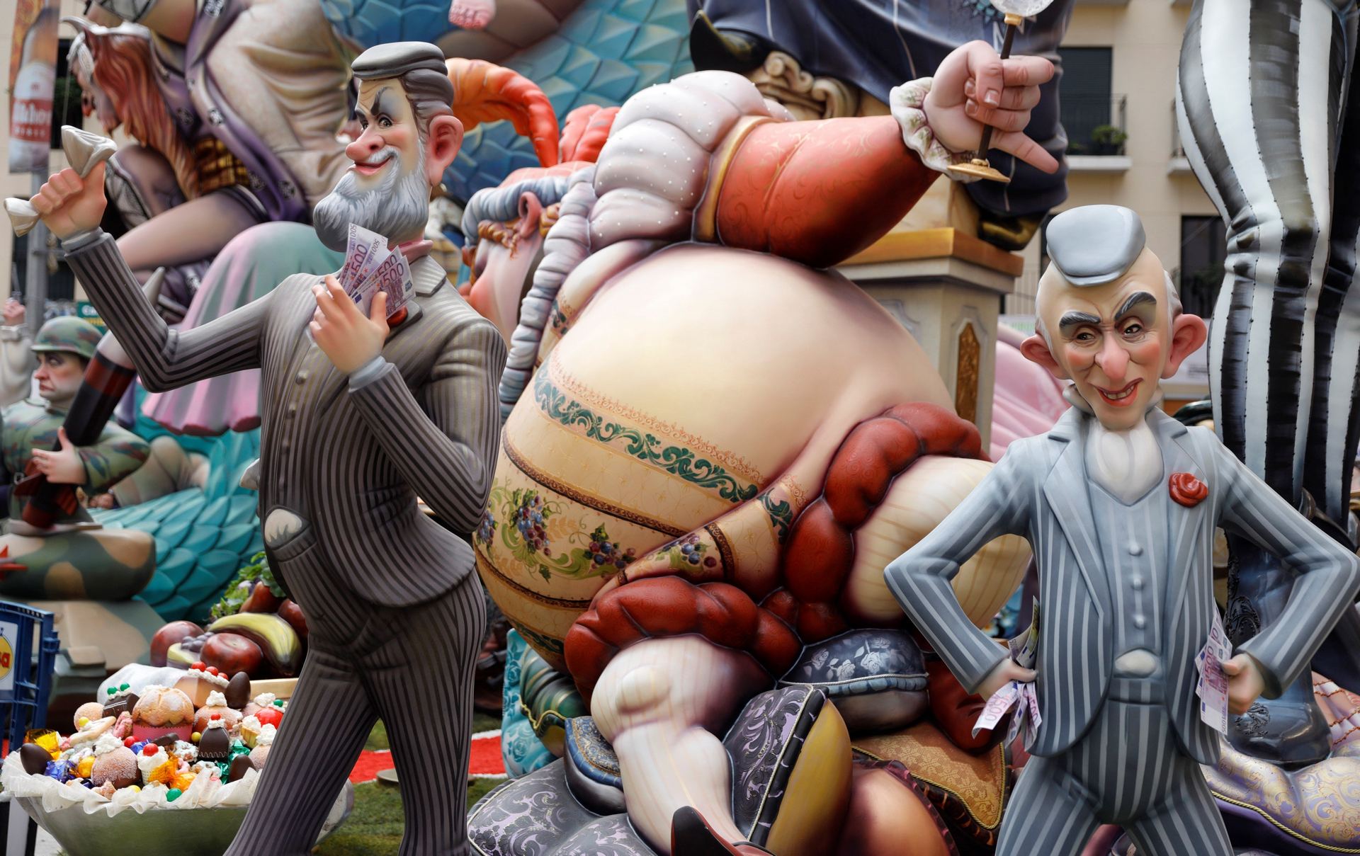 Los artistas falleros recurren a la sátira con ninots como los de la imagen, de Mariano Rajoy y Cristóbal Montoro.