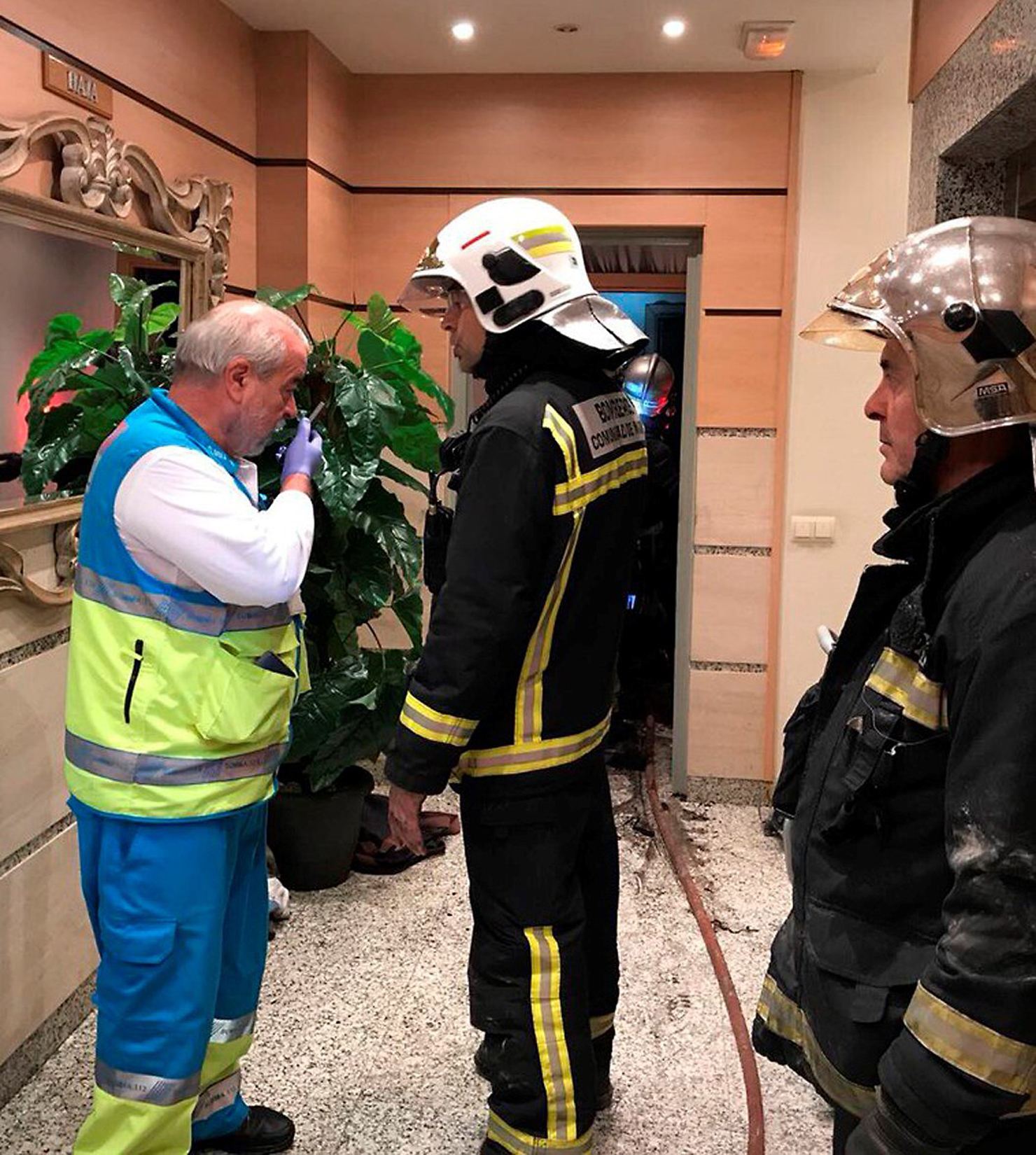 Un miembro del SUMMA y varios bomberos acudieron al lugar del suceso.