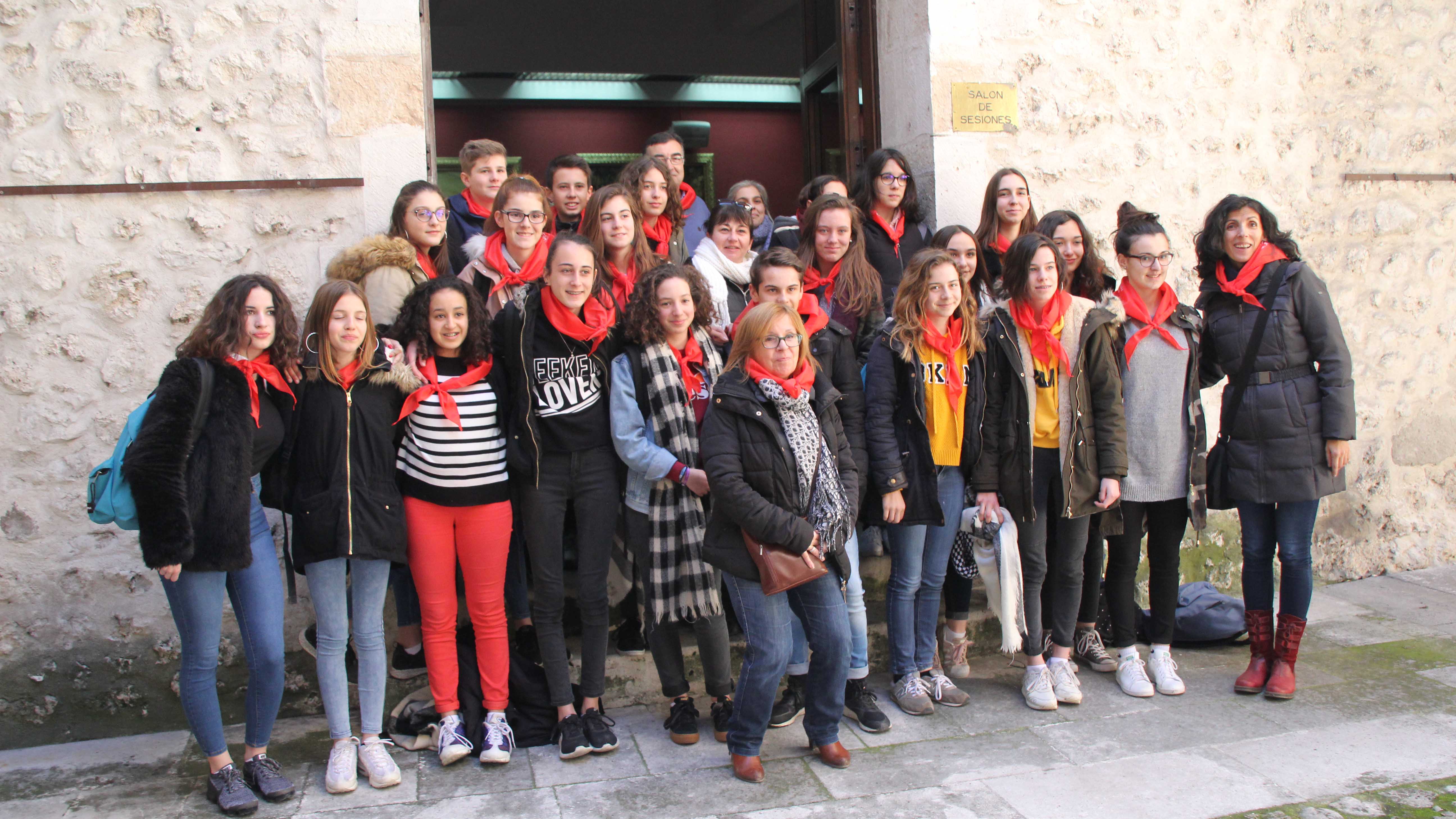 Grupo de alumnos de intercambio en el salón de plenos del Ayuntamiento de Cuéllar./ c.n.