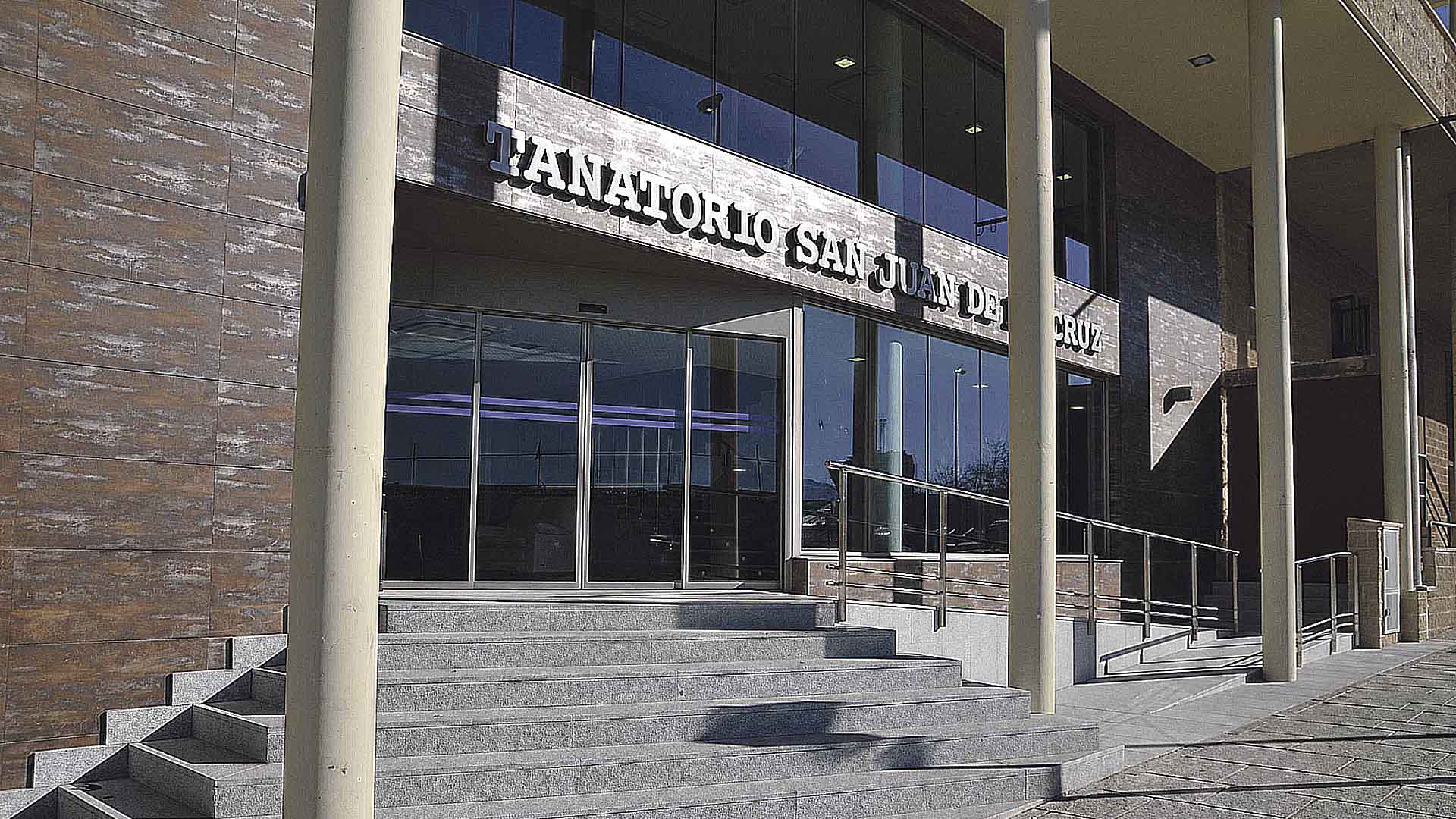Entrada principal del Tanatorio San Juan de la Cruz (Agencia Funeraria Santa Teresa). / ALBERTO BENAVENTE