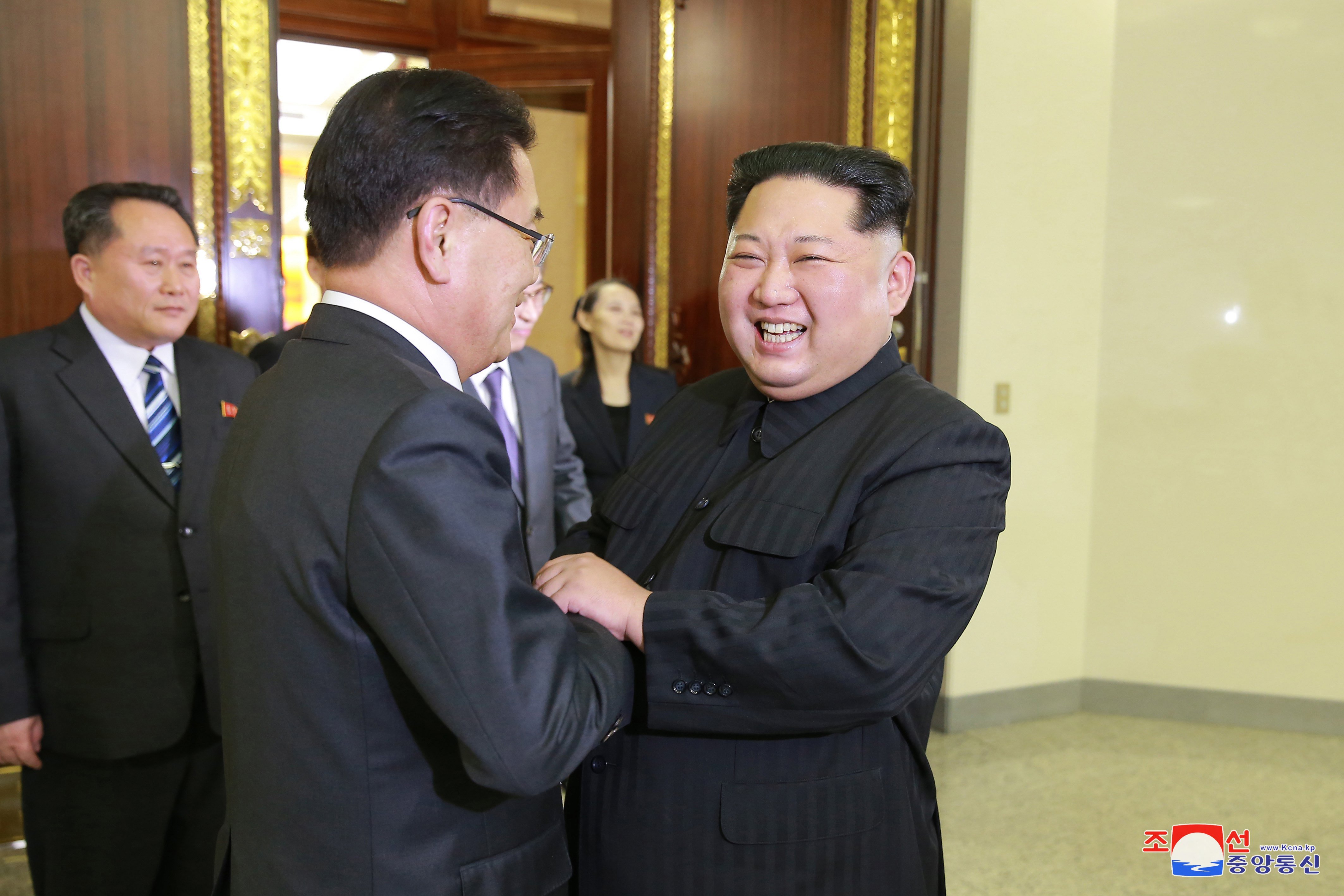 El líder de Corea del Norte Kim Jong-un saludando a miembros de la delegación surcoreana antes de una reunión el lunes.