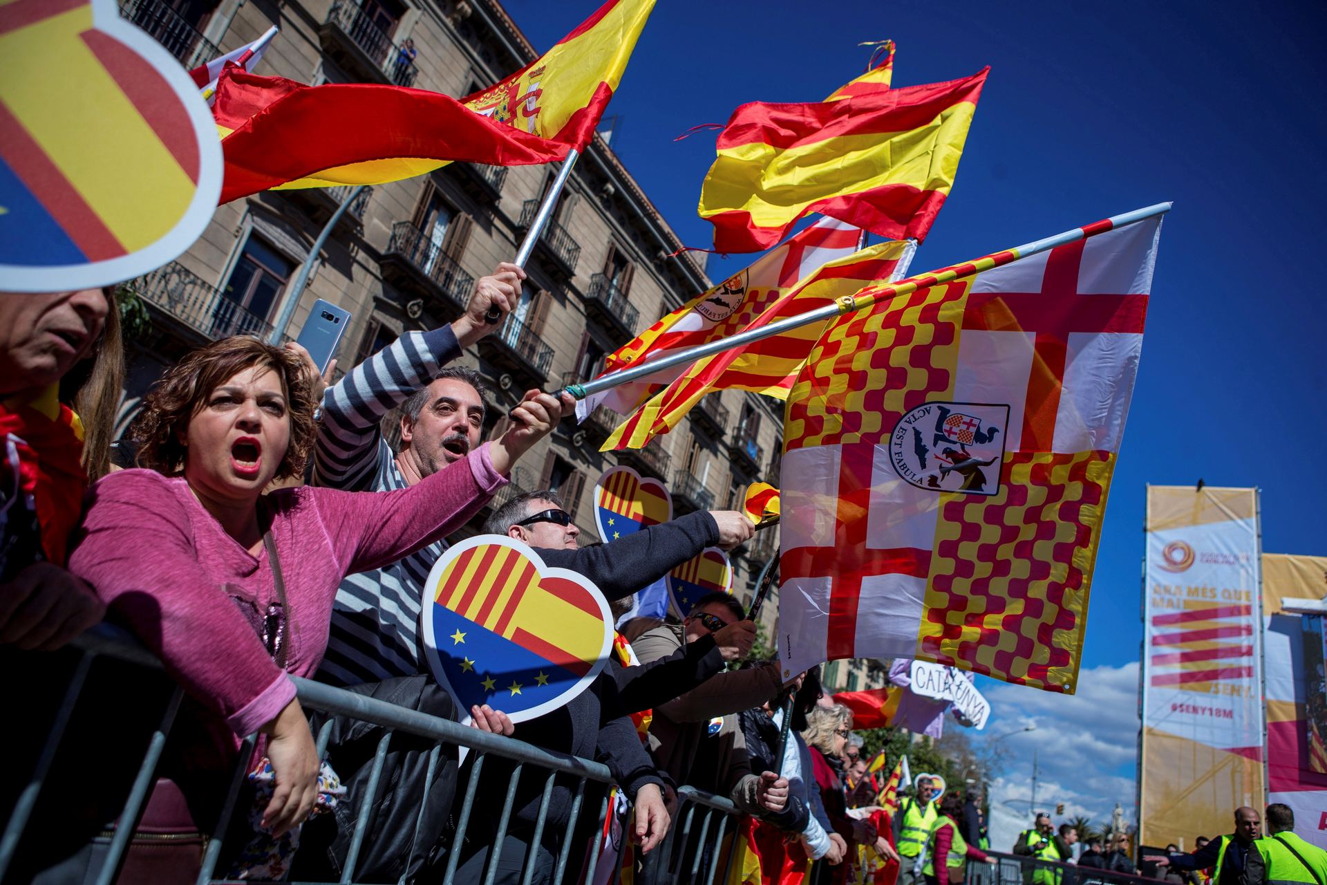 Manifestación bajo el lema ‘Ahora más que nunca, seny’ para denunciar la situación de bloqueo de la política catalana.