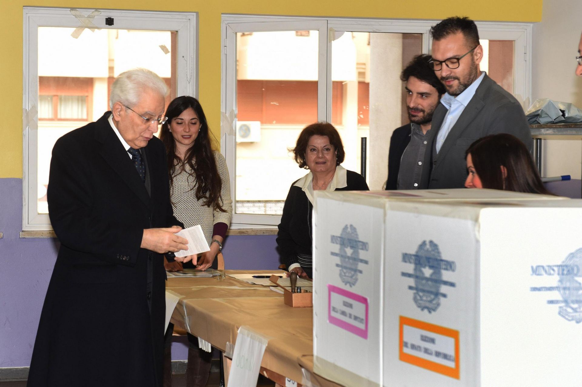 Imagen de archivo de Sergio Mattarella cuando ejerció su derecho a voto en los comicios italianos.
