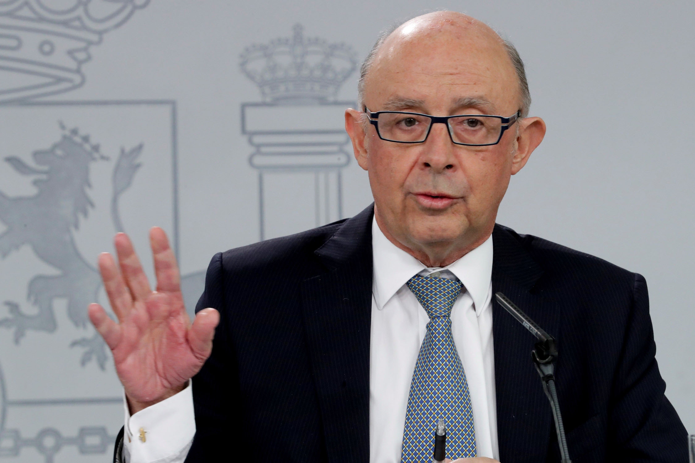 El ministro de Hacienda, Cristóbal Montoro, durante la rueda de prensa posterior al Consejo de Ministros.