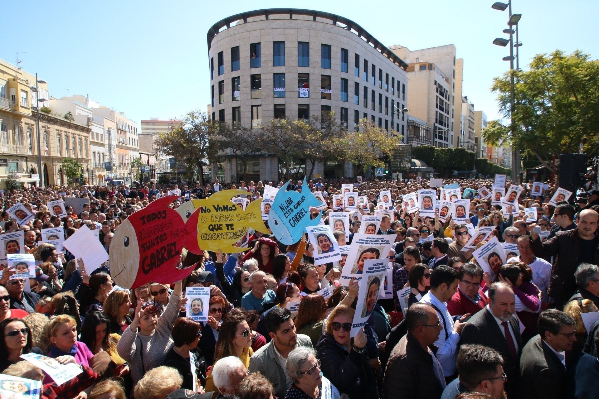 Multitudinaria manifestación, ayer en Almería, para apoyar a los padres de Gabriel y su búsqueda.