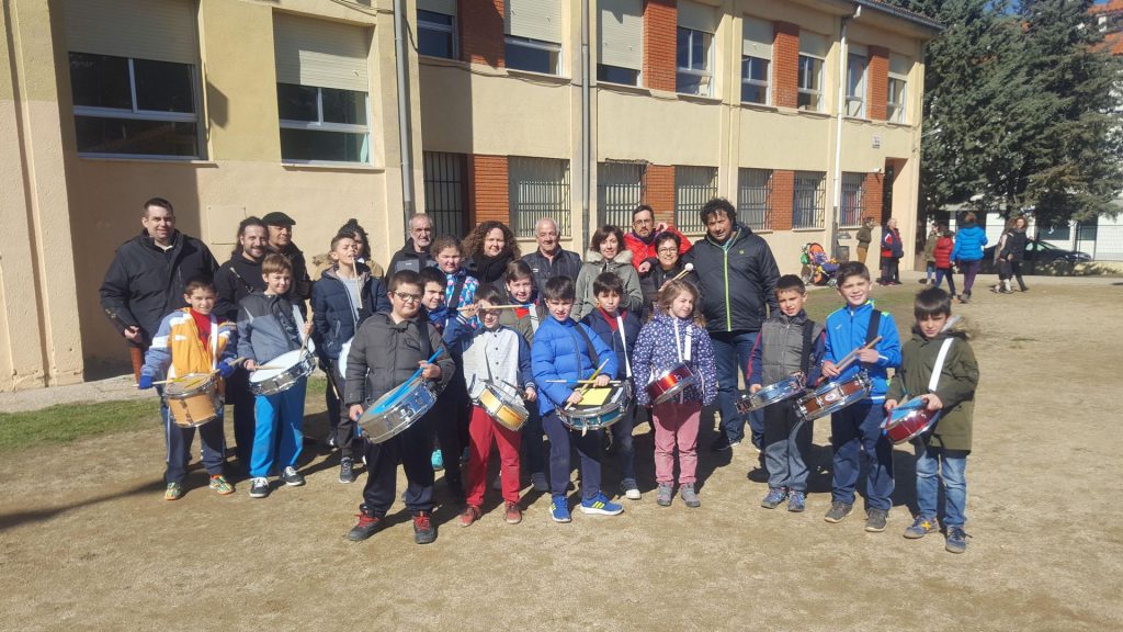 Escolares y alumnos de la escuela de música en el patio del centro. 