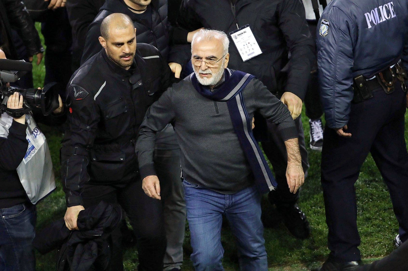 El presidente del PAOK de Salónica, Ivan Savvidis, saltó al campo en pleno partido con una pistola.