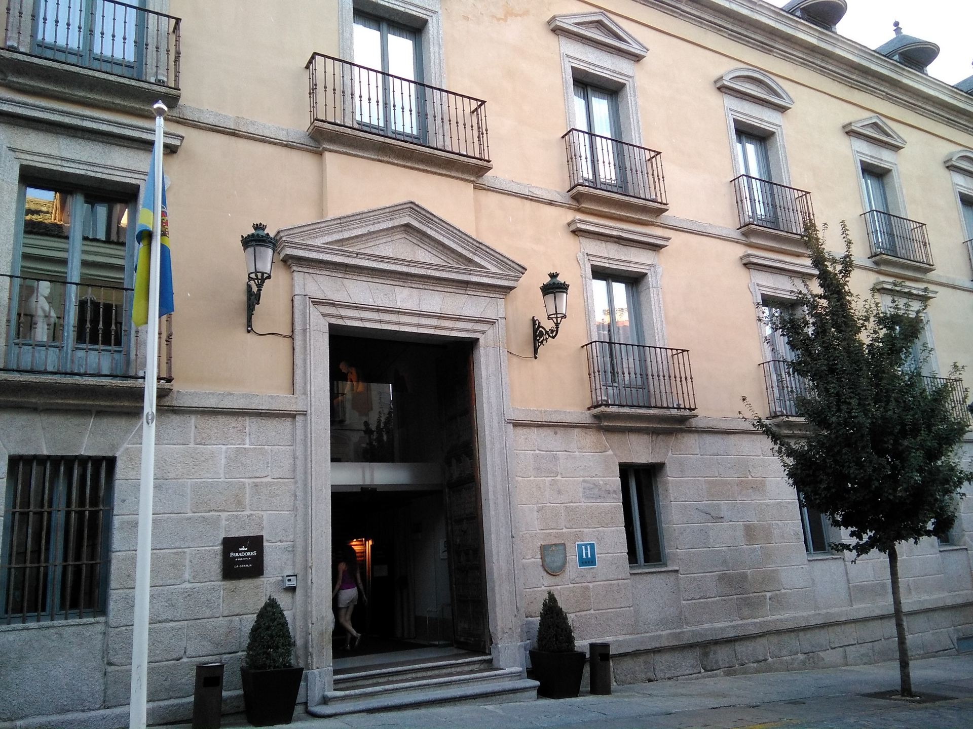 Imagen de la fachada del Parador de La Granja, en la calle Infantes.