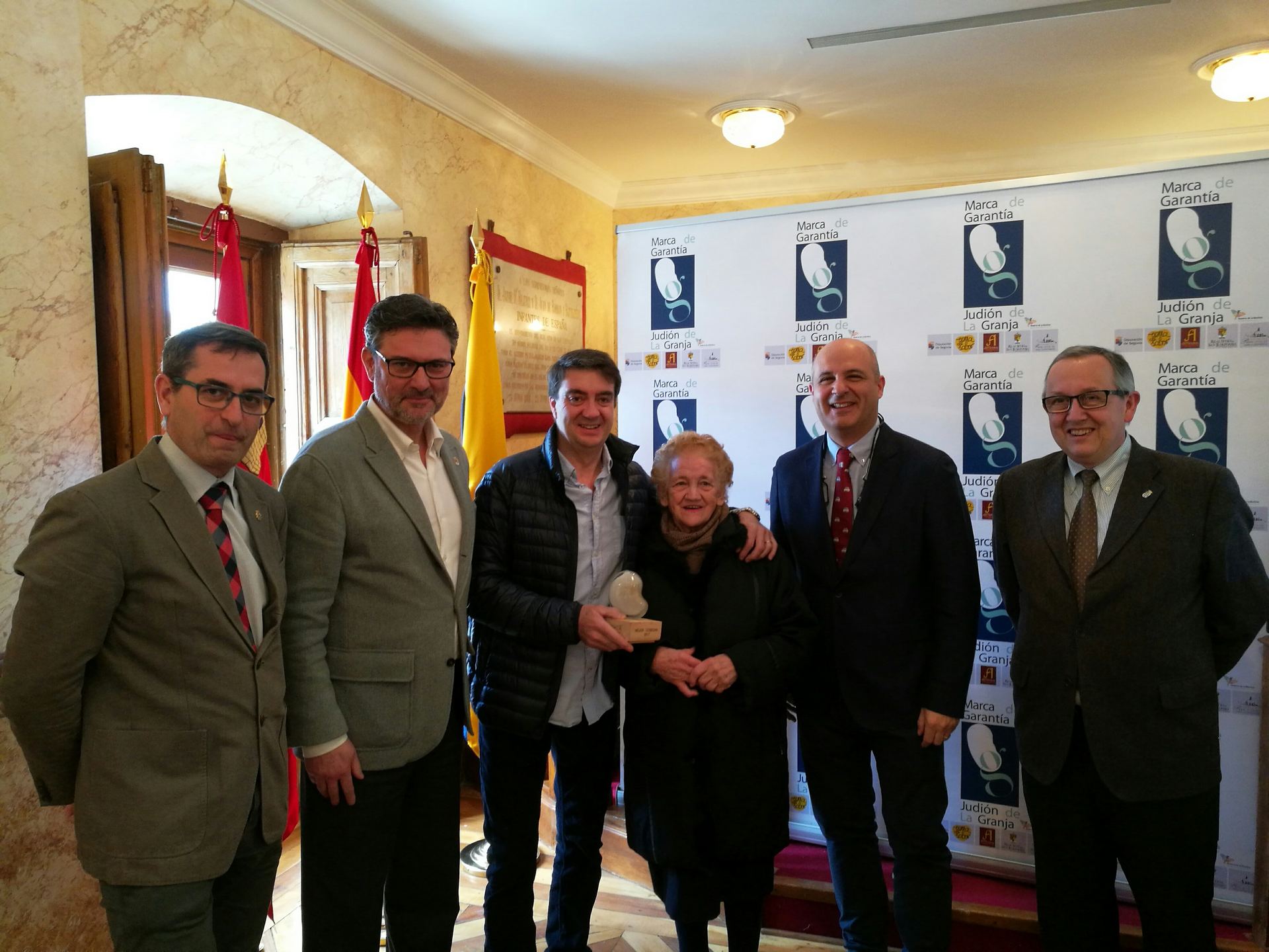 Luisa Tordesillas recibió el trofeo como ganadora en el Salón barroco del Ayuntamiento del Real Sitio.