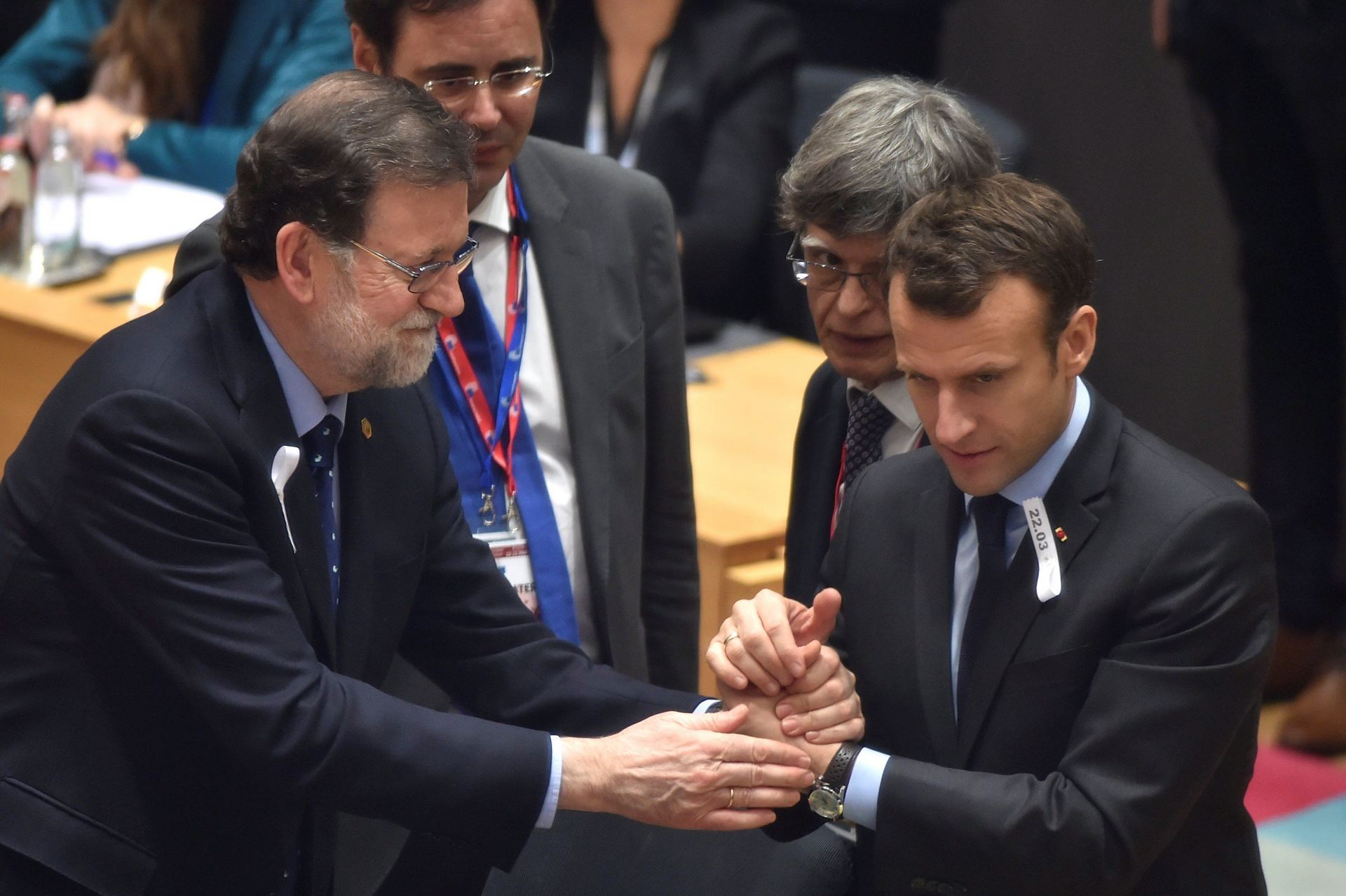 Rajoy saludando a su homólogo galo, Macron, antes del inicio de la cumbre de líderes de la UE en Bruselas.