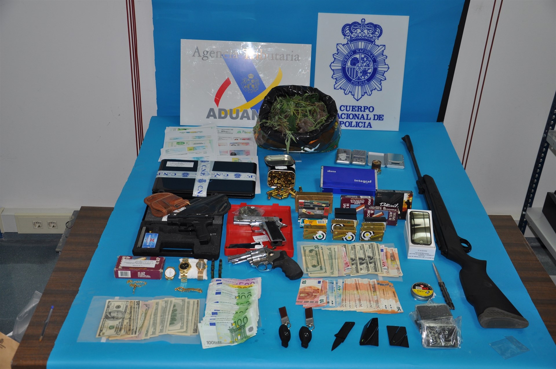 La Policía consiguió recuperar tres armas cortas, cartuchos, dinero en efectivo y sustancias estupefacientes.