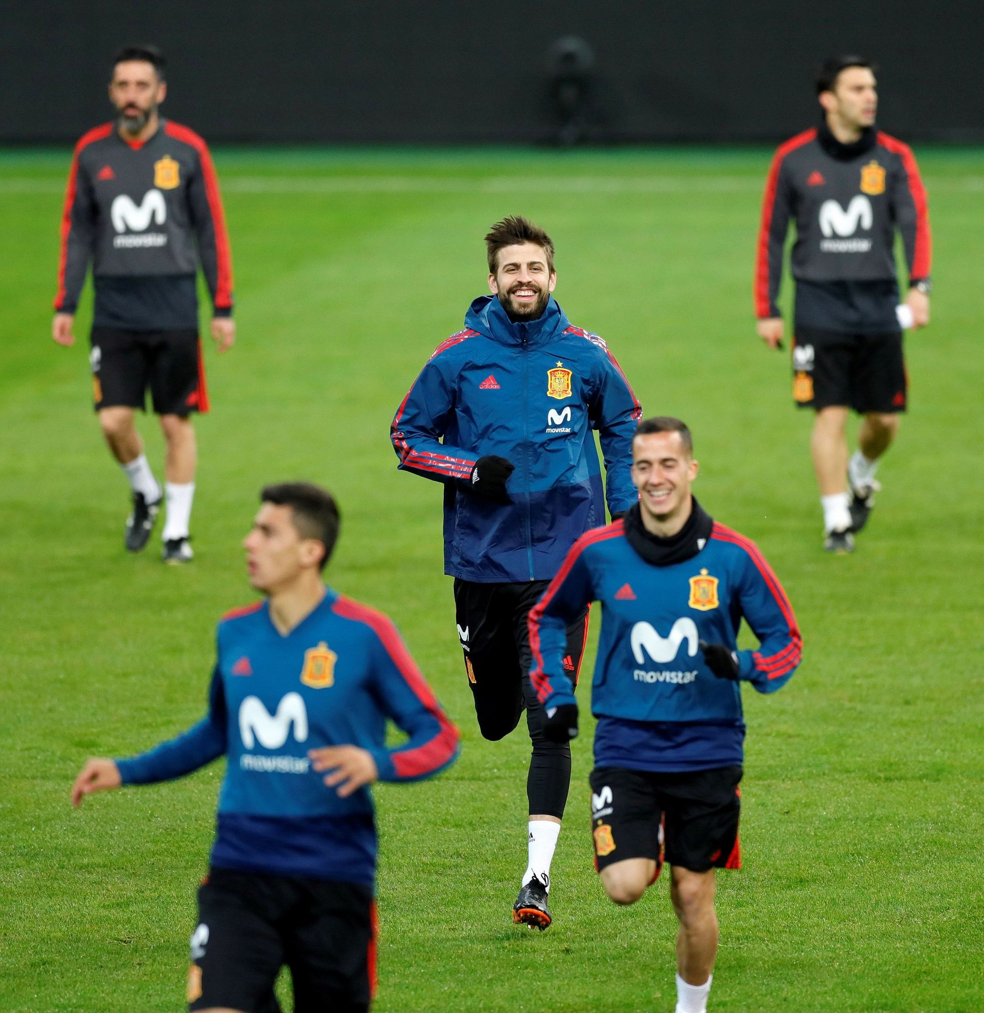 Los internacionales Gerard Piqué (arr) y Lucas Vázquez en el entrenamiento.